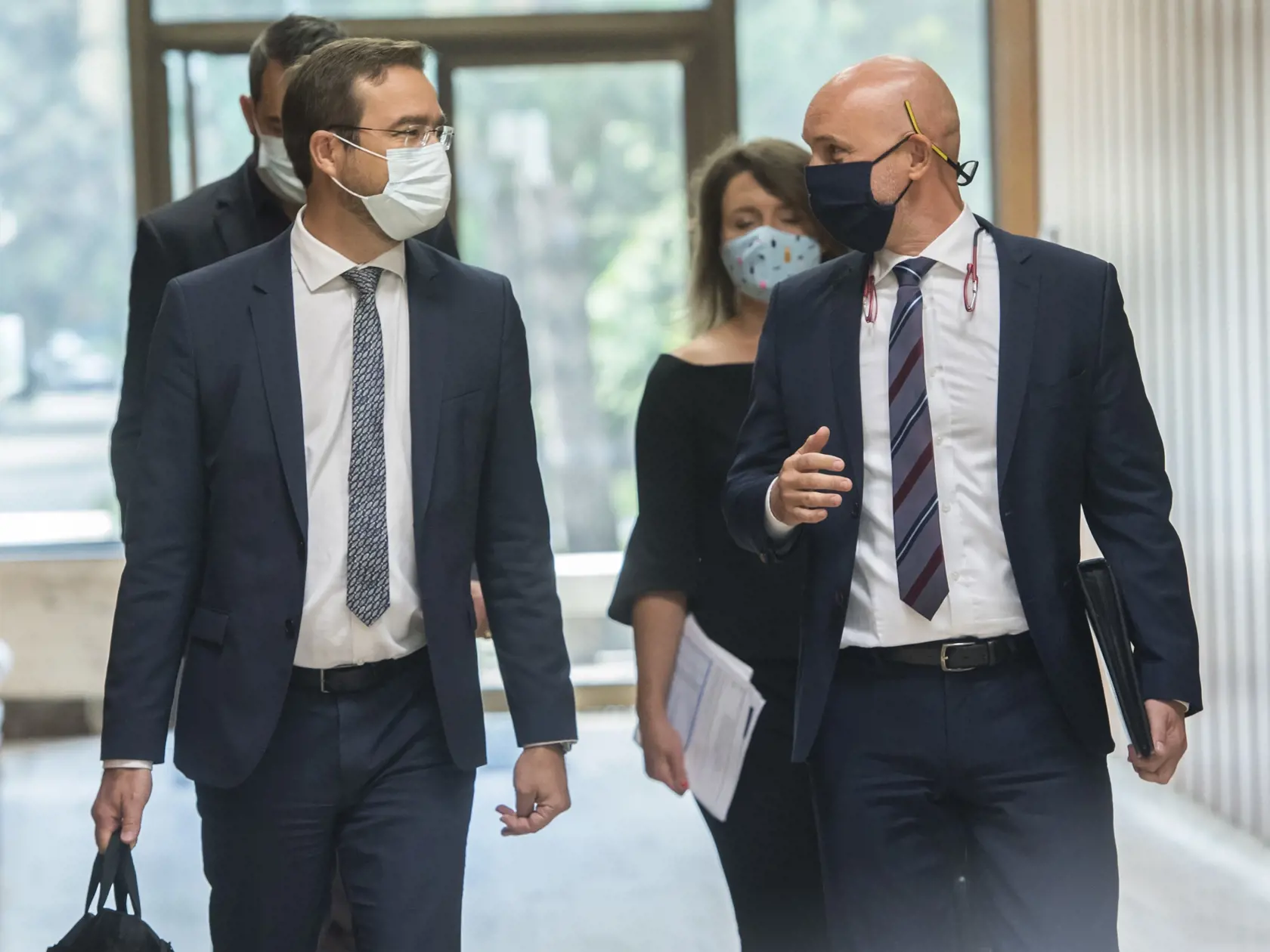 Na snímke vpravo minister školstva, vedy, výskumu a športu SR Branislav Gröhling (SaS) a vľavo minister zdravotníctva SR Marek Krajčí prichádzajú   na 34. schôdzu vlády SR 26. augusta 2020 v Bratislave. FOTO TASR - Martin Baumann