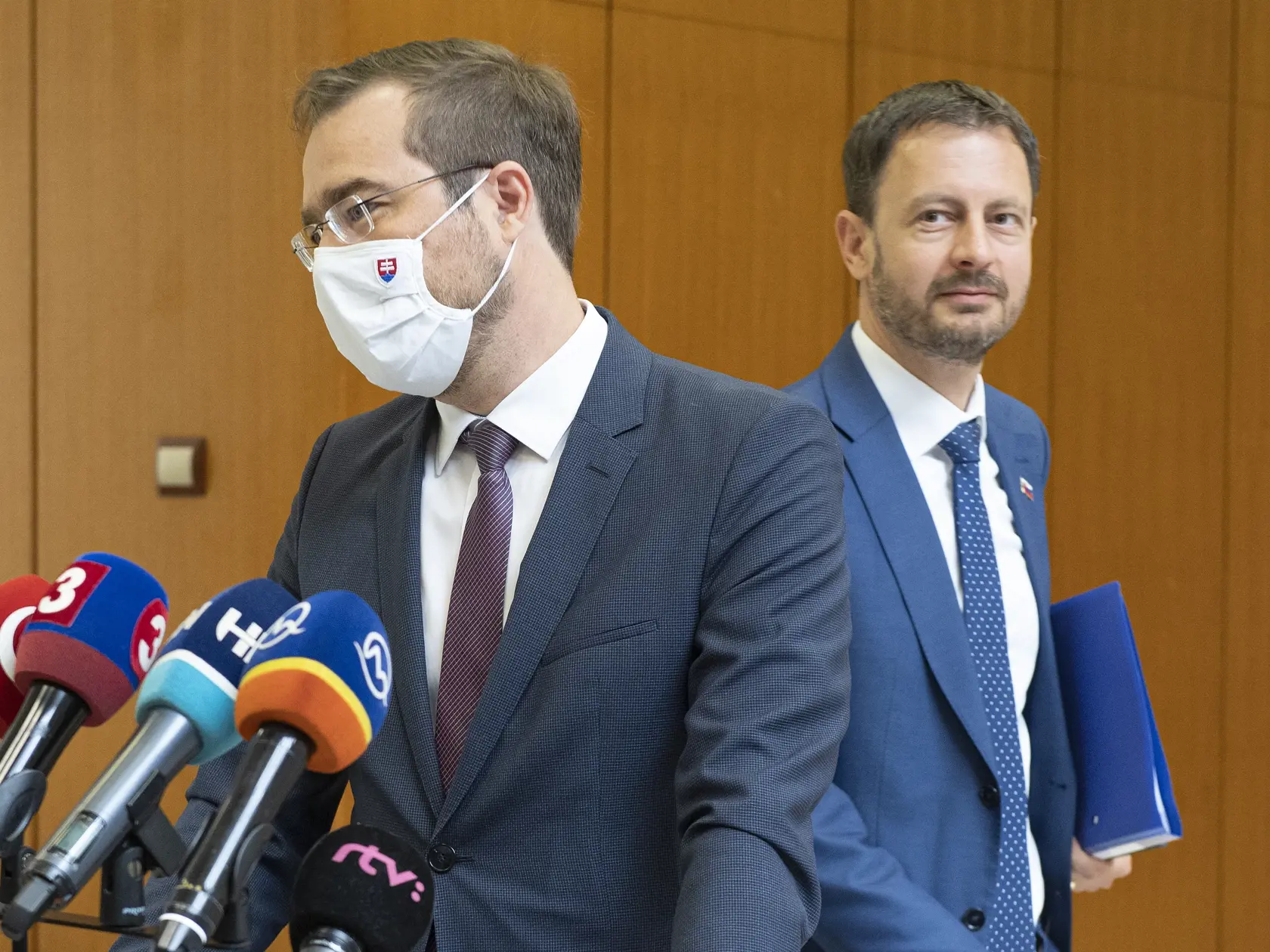 Na snímke zľava minister zdravotníctva Marek Krajčí (OĽaNO) a minister financií Eduard Heger (OĽaNO) pred zasadnutím 33. schôdze vlády SR 19. augusta 2020 v Bratislave. FOTO TASR - Pavel Neubauer