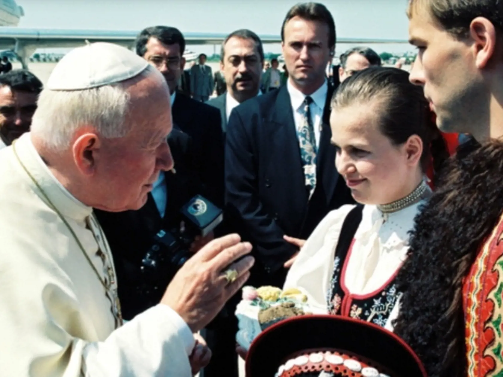 Jurajovi Zábojníkovi zostali na návštevu pápeža spomienky, tieto fotografie a osobný dar od neho.
