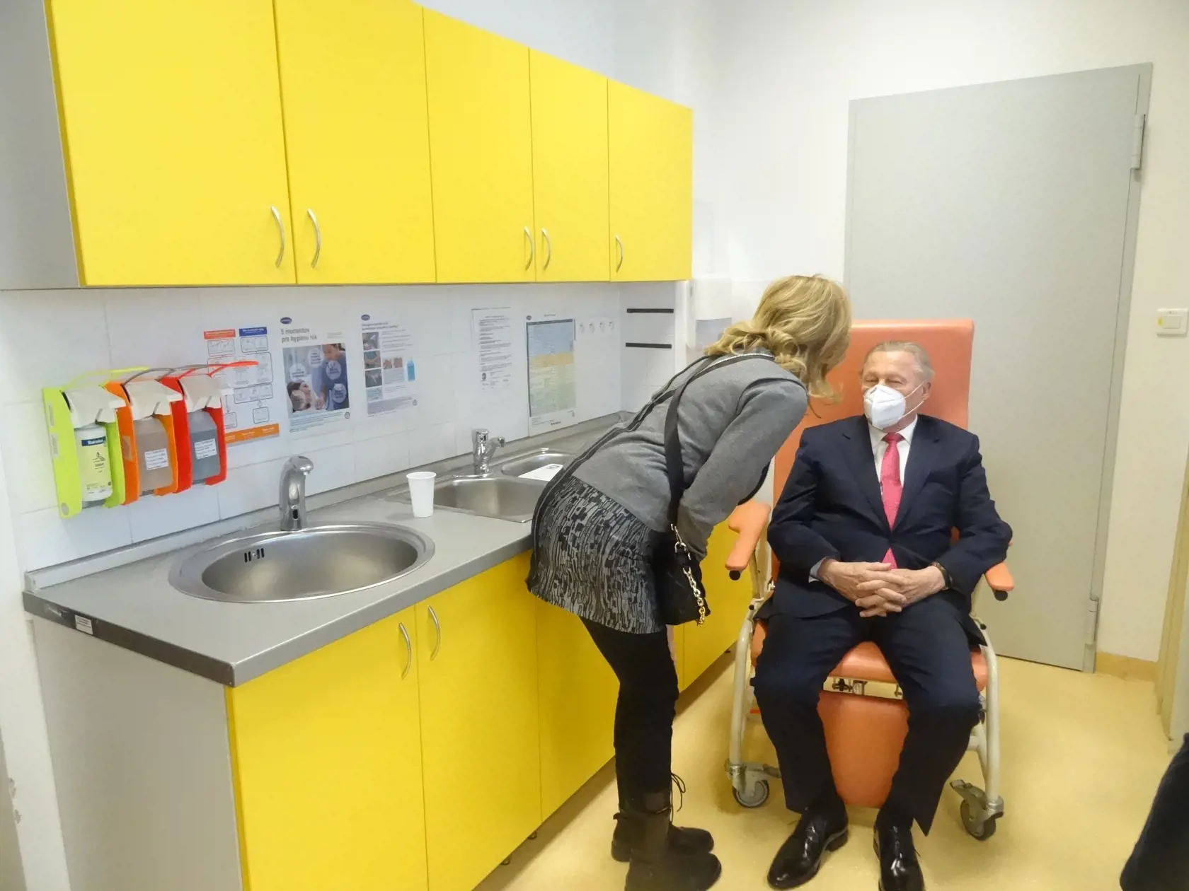 Dcéra Ingrid Schusterová nespustila svojho otca z očí ani na minútku.