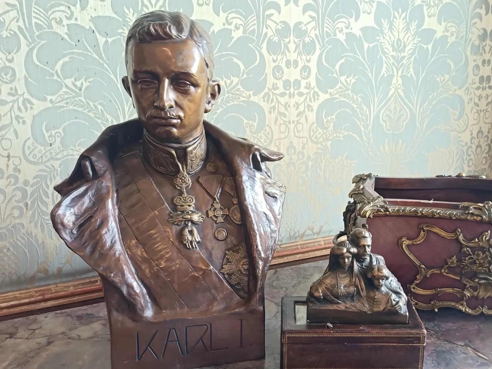 Eckartsau sa stal svedkom posledných dní rakúsko-uhorskej monarchie. Práve tu trávil cisár Karol I. svoje posledné chvíle pred odchodom do exilu.