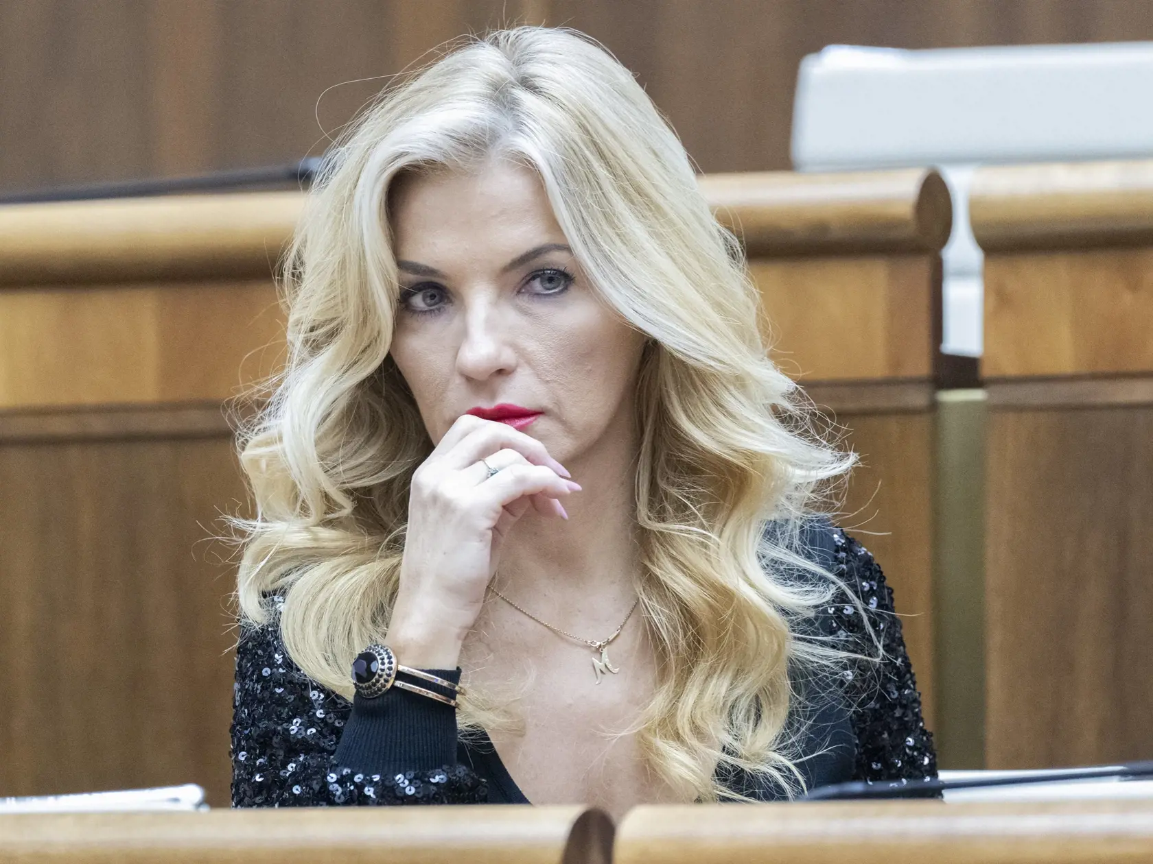 Na snímke ministerka kultúry SR Martina Šimkovičová (nominantka SNS) počas mimoriadnej schôdze k odvolávaniu ministra vnútra SR Matúša Šutaja Eštoka 23. novembra 2023 v Bratislave. Rokovanie iniciovala opozícia.