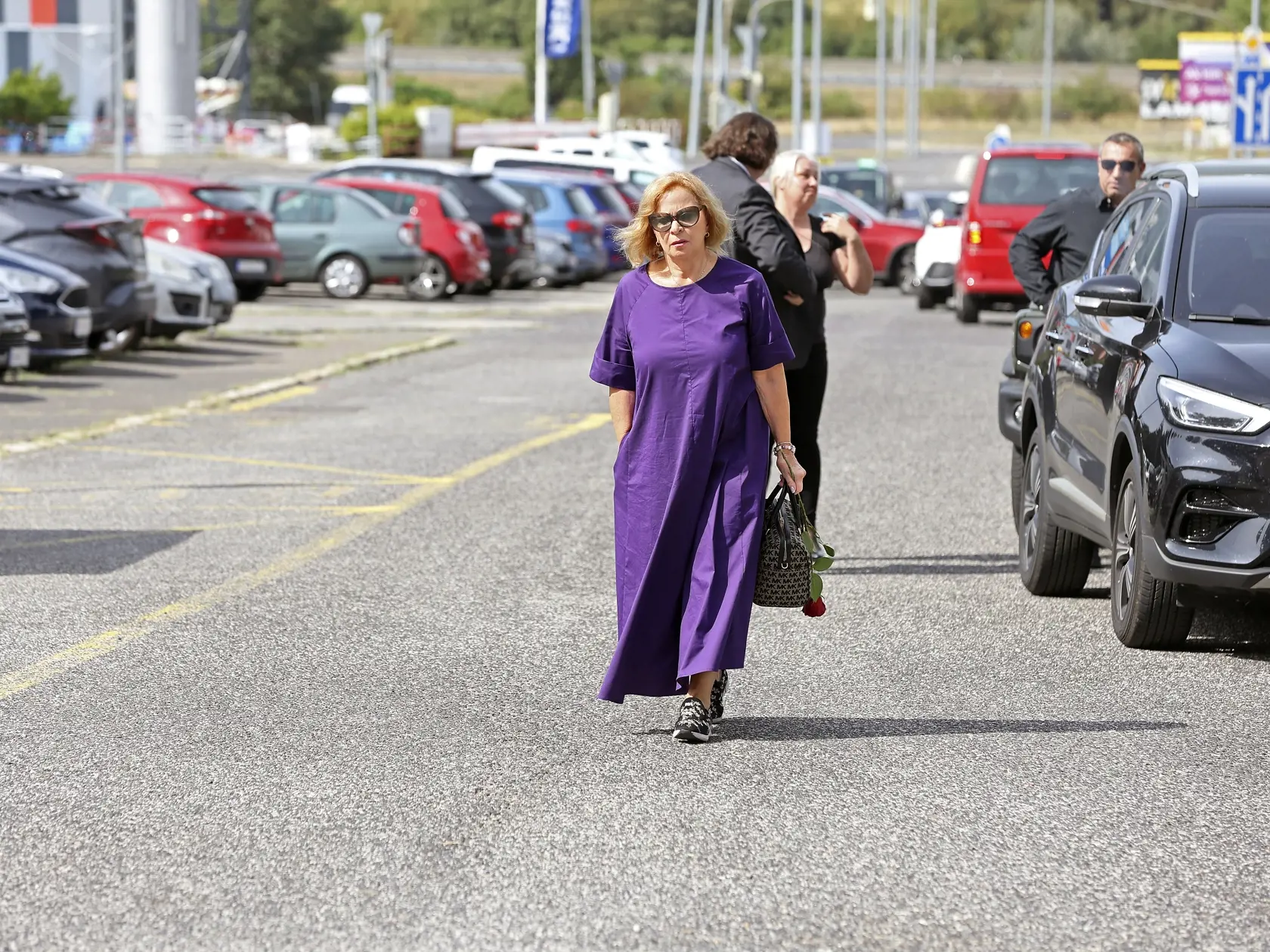 Kamila Magálová zvolila fialové šaty.