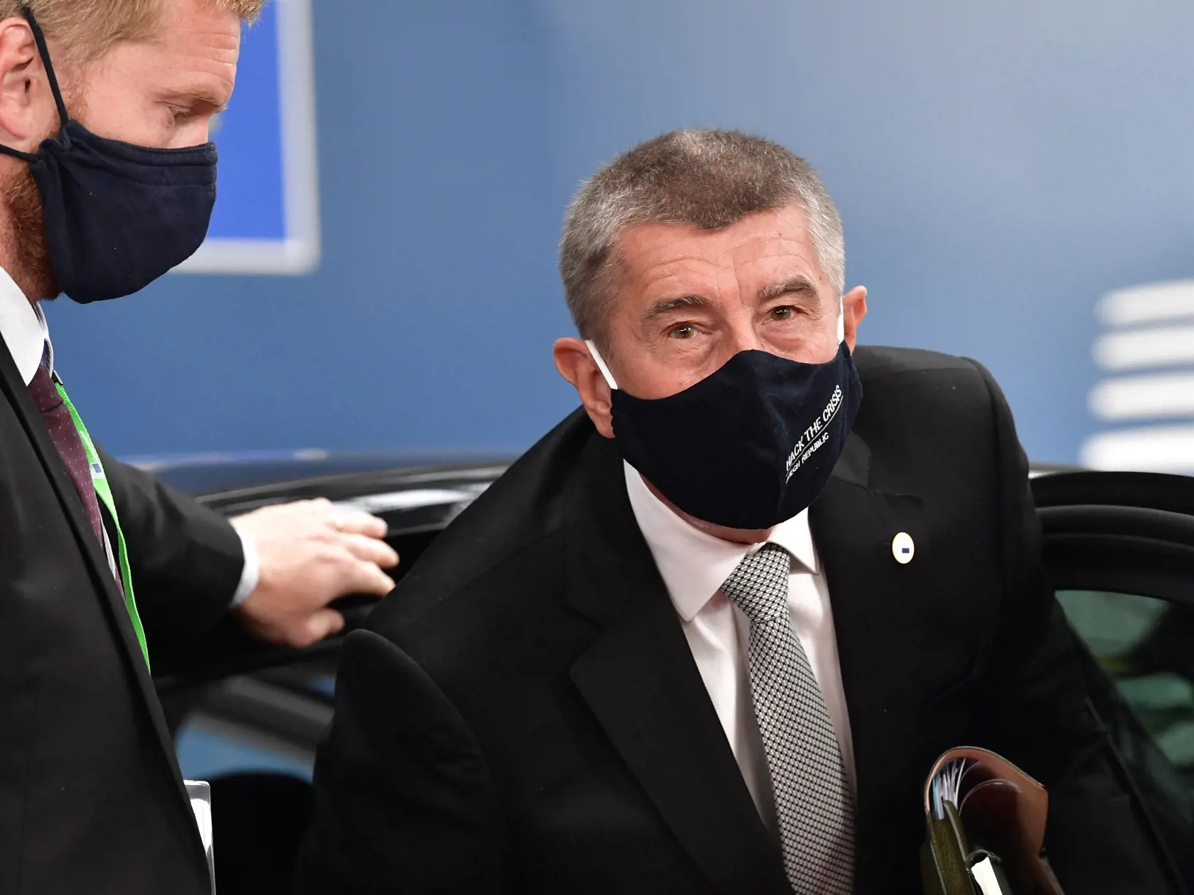Český premiér Andrej Babiš s ochranným rúškom na tvári prichádza na tretí deň summitu EÚ v Bruseli.
