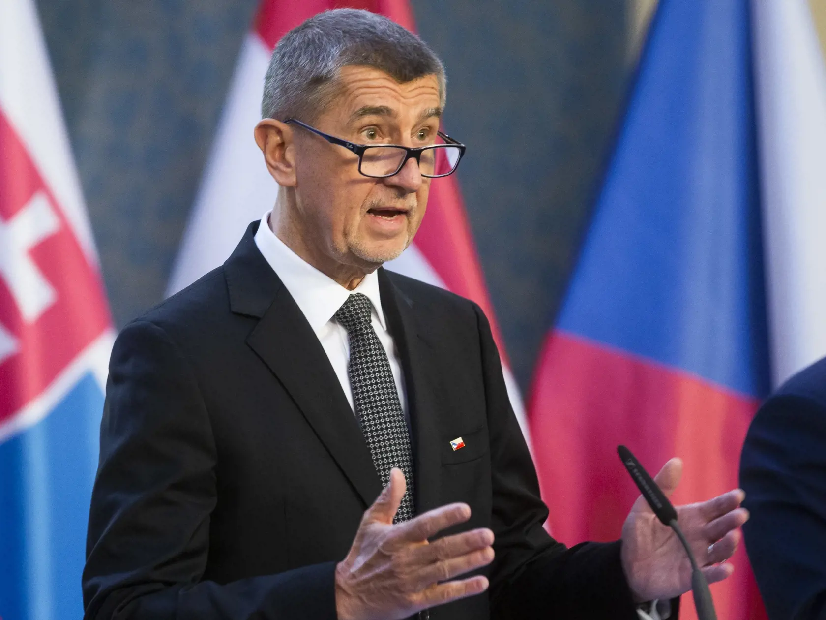 Na snímke je predseda vlády ČR Andrej Babiš počas tlačovej konferencie predsedov vlád Vyšehradskej štvorky (V4) po mimoriadnom summite premiérov krajín V4 v Prahe.