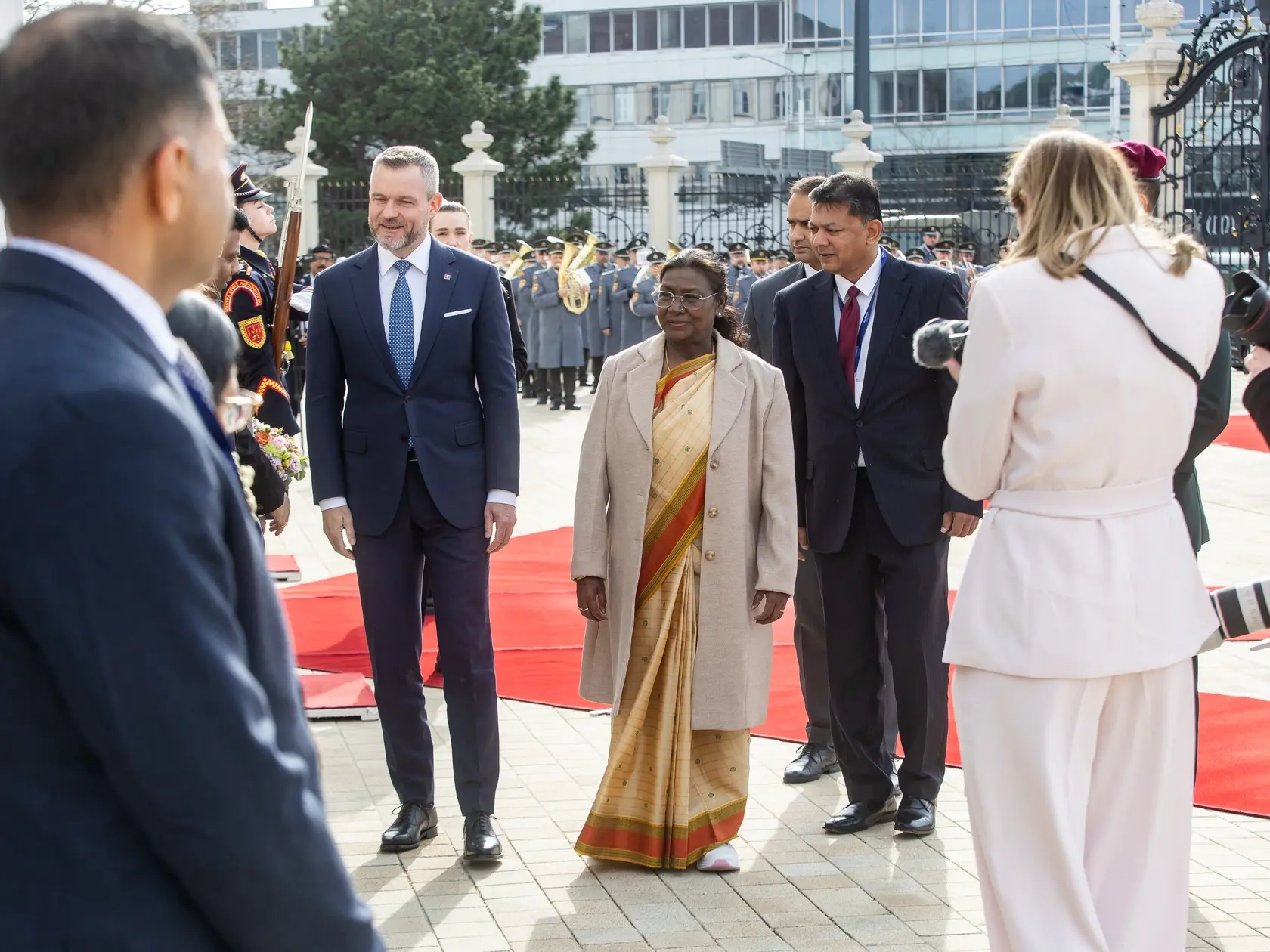 Prezident SR Peter Pellegrini víta v Grasalkovičovom paláci prezidentku Indickej republiky Draupadi Murmúovú.
