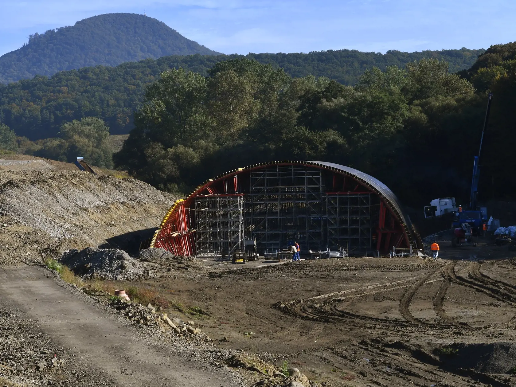 Severný portál cestný Tunel Bikoš - debnenie, stavba cestného oblúkového mosta