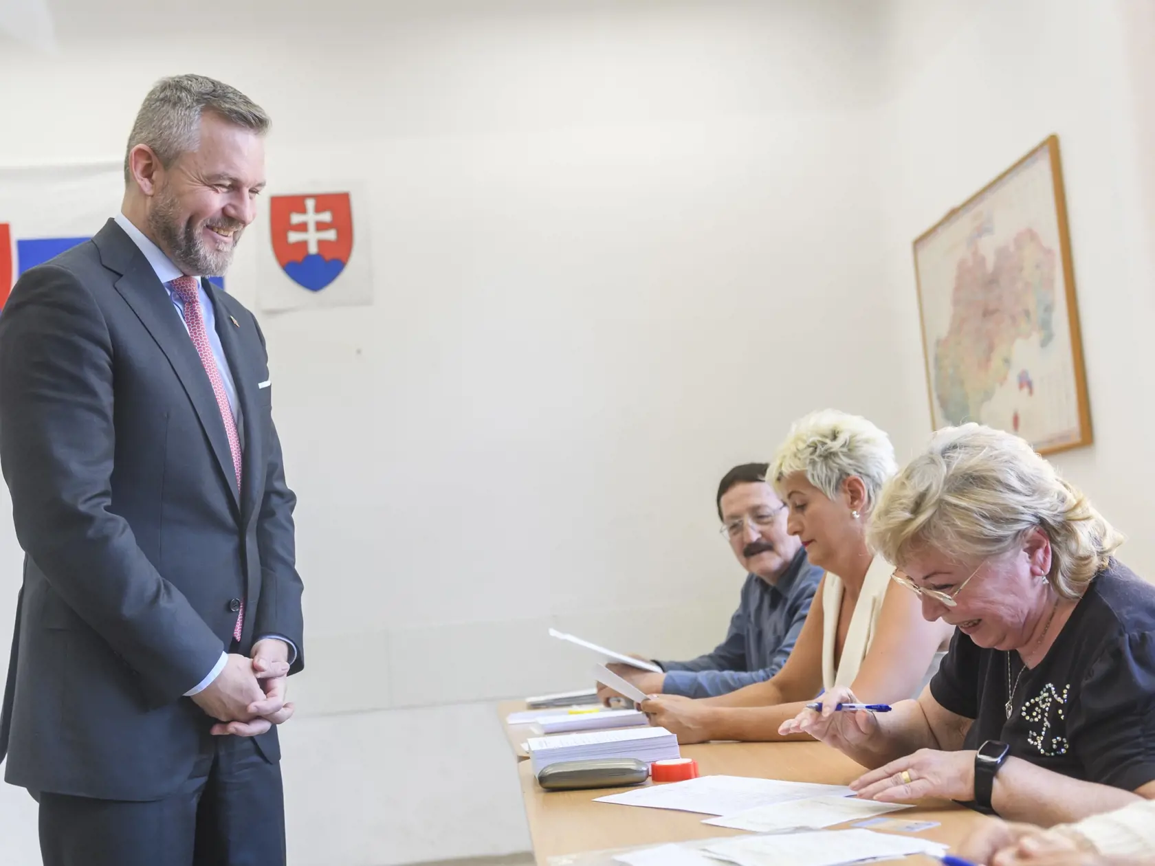 Na Slovensku sa v sobotu začali voľby prezidenta Slovenskej republiky. Voľby prezidenta sú dvojkolové a občania si v prvom kole môžu vybrať z deviatich kandidátov. Na snímke predseda NR SR a kandidát na prezidenta SR Peter Pellegrini vo volebnej miestnosti pred členmi okrskovej volebnej komisie v prvom kole prezidentských volieb v Bratislave 23. marca 2024. FOTO TASR - Jaroslav Novák