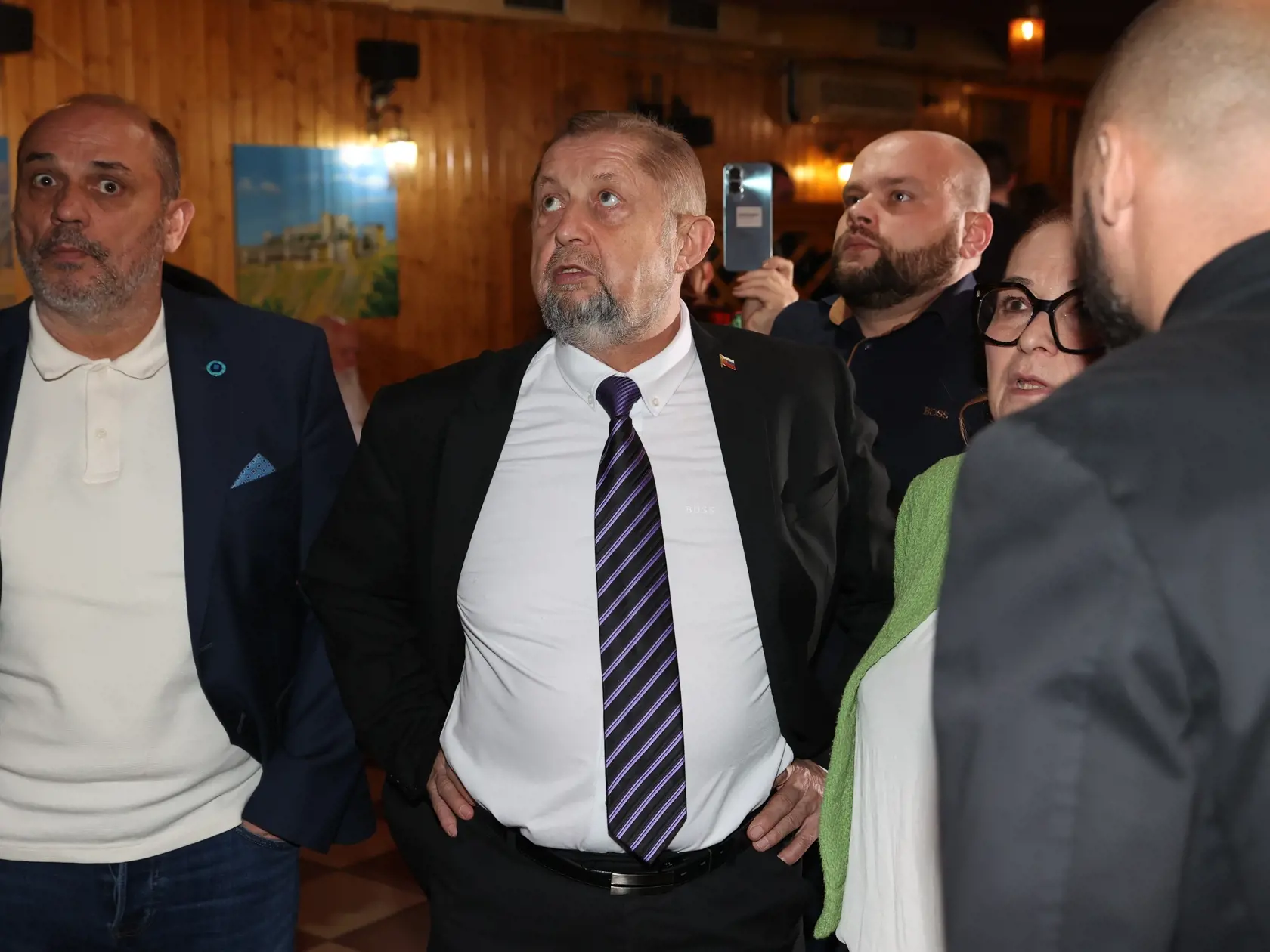 Volebná centrála Štefana Harabina. Prezidentský kandidát Harabin počas čakania prvých predbežných výsledkov prvého kola prezidentských volieb.