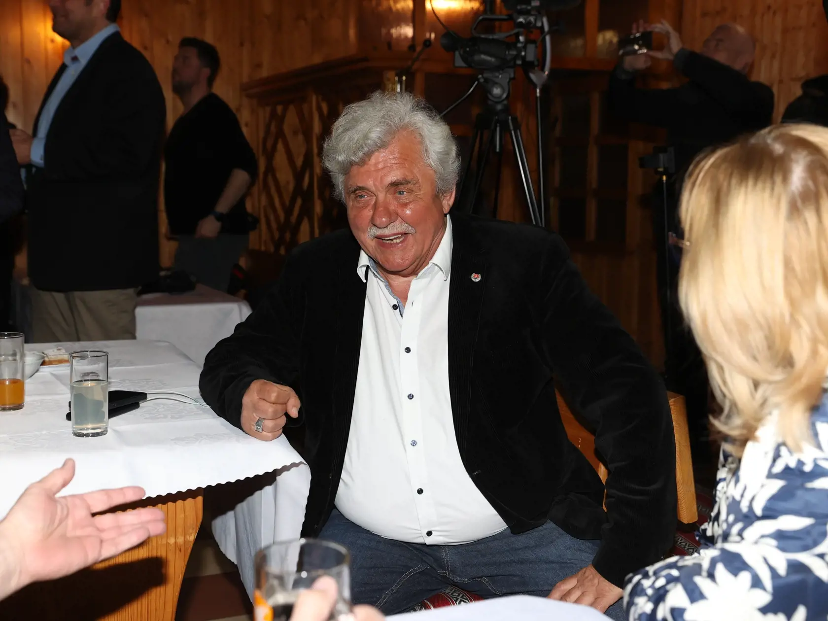 Volebná centrála Štefana Harabina. Na snímke je Peter Marček.