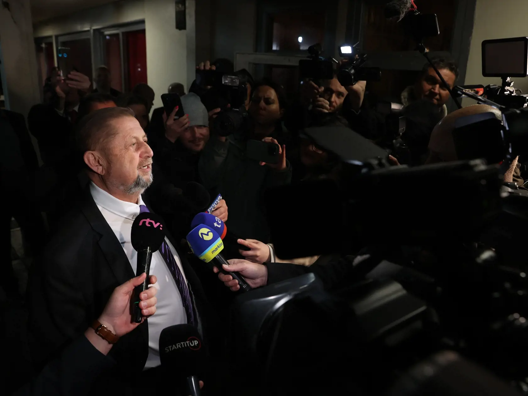 Volebná centrála Štefana Harabina. Prezidentský kandidát reaguje na otázky novinárov 23. 3. 2024.