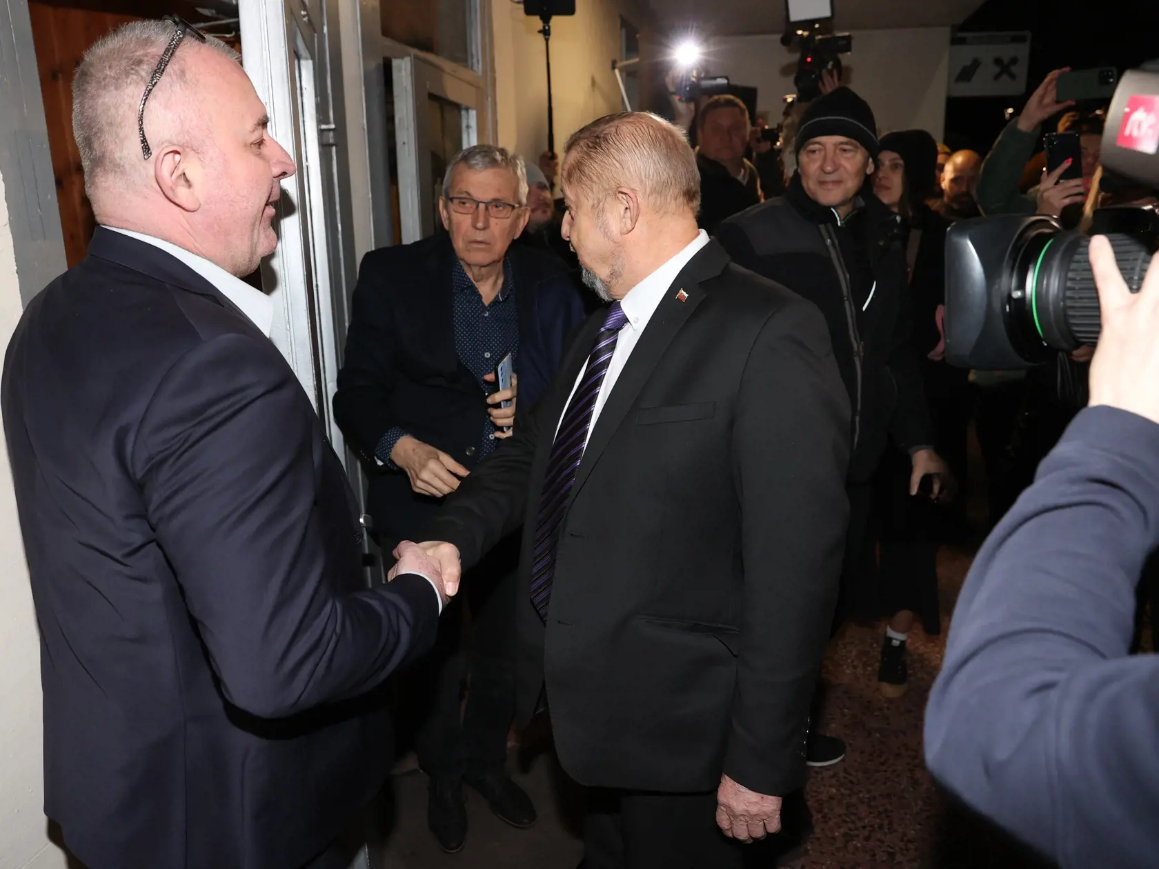 Napravo Juraj Krajčík, otec teroristu z bratislavskej Zámockej ulice, ku ktorému prichádza prezidentský kandidát a bývalý šéf Najvyššieho súdu SR Štefan Harabin.