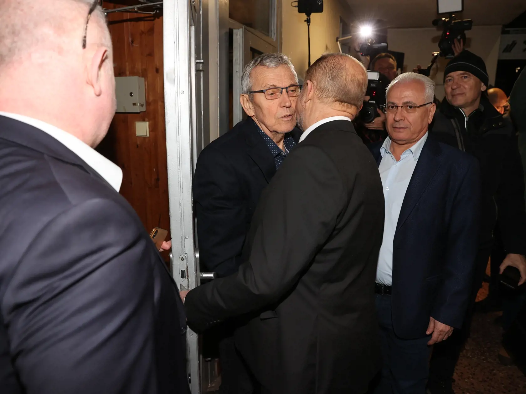Napravo Juraj Krajčík, otec teroristu z bratislavskej Zámockej ulice, ktorý bol tiež hosťom Štefana Harabina počas prvého kola prezidentských volieb v jeho volebnej centrále.