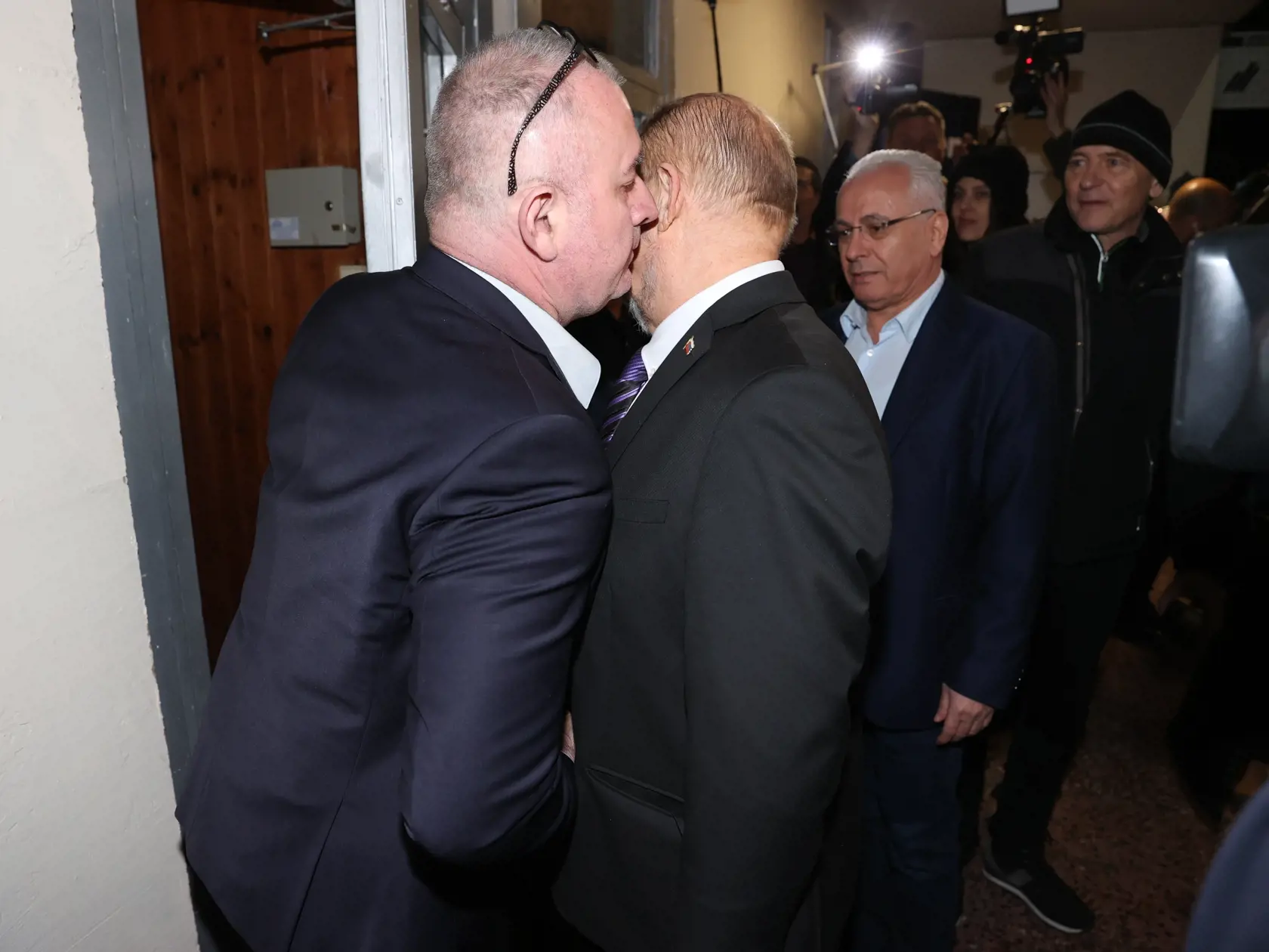 Juraj Krajčík, otec teroristu z bratislavskej Zámockej ulice sa v bratislavskom pohostinstve Palmýra nakláňa k Štefanovi Harabinovi a čo si mu hovorí priamo do ucha.