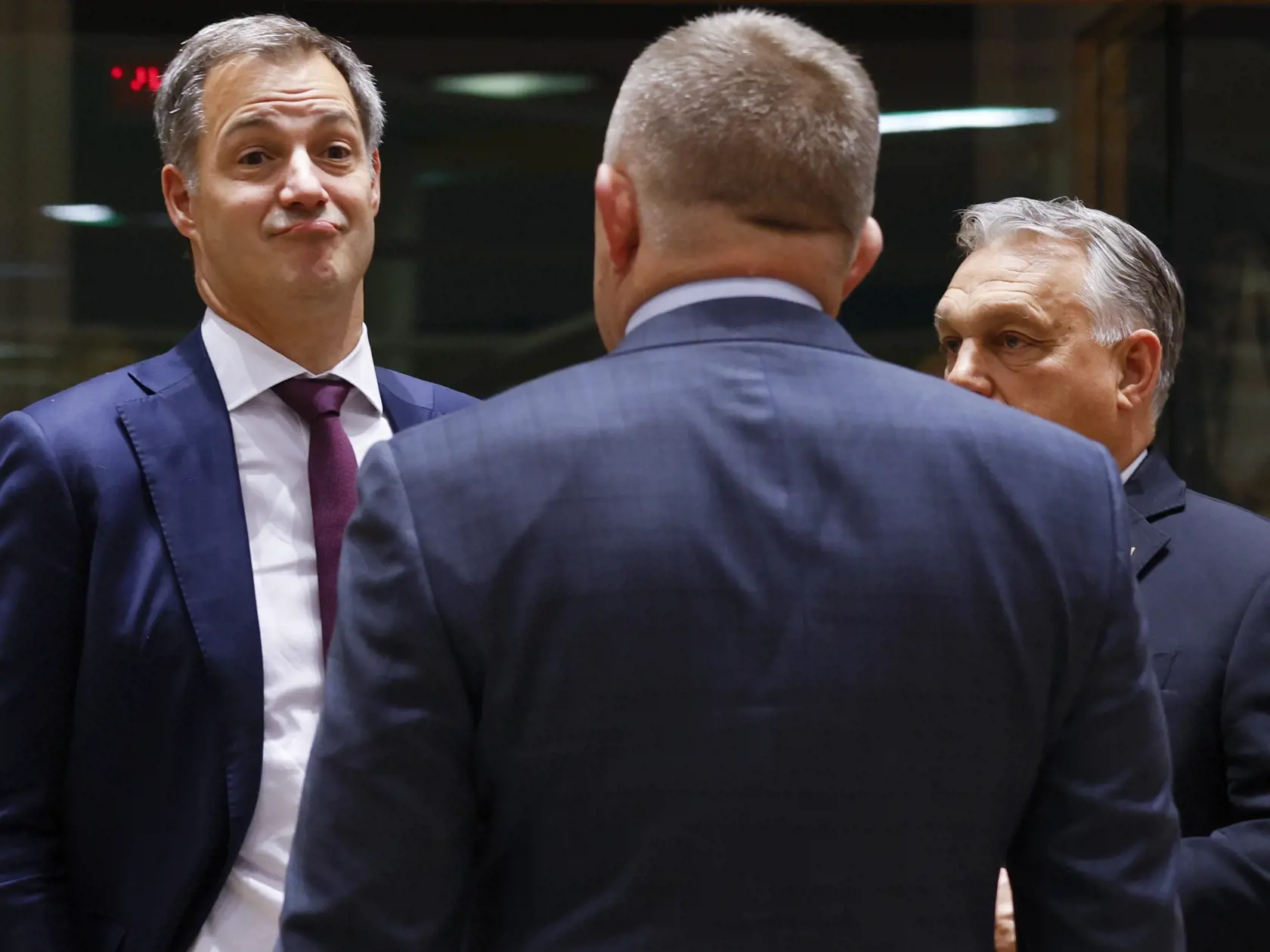 Slovenský premiér Robert Fico (chrbtom), maďarský premiér Viktor Orbán (vpravo) a belgický premiér Alexander De Croo (vľavo) diskutujú na úvod dvojdňového summitu lídrov EÚ v Bruseli vo štvrtok 26. októbra 2023. Dvojdňový summit lídrov EÚ, ktorý sa začal vo štvrtok popoludní v Bruseli, má okrem dávnejšie dohodnutých tém ponúknuť aj odpoveď na to, ako sa Európska únia postaví k najnovšej vlne násilia medzi Izraelom a palestínskym hnutím Hamas.