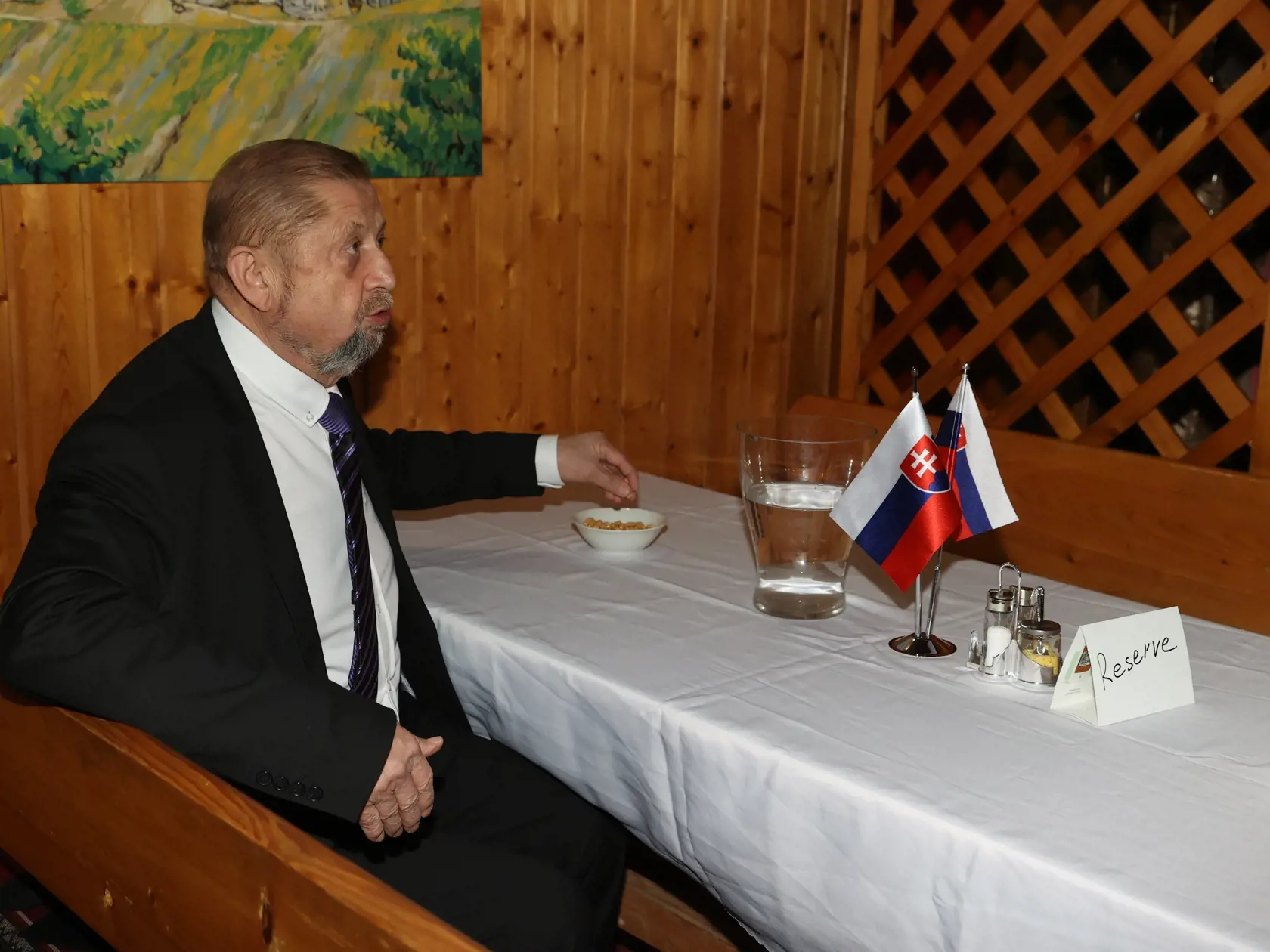 Štefan Harabin v bratislavskom pohostinstve Palmýra club, v ktorom si rozložil svoj volebný stan počas prvého kola prezidentských volieb 23. marca 2024.