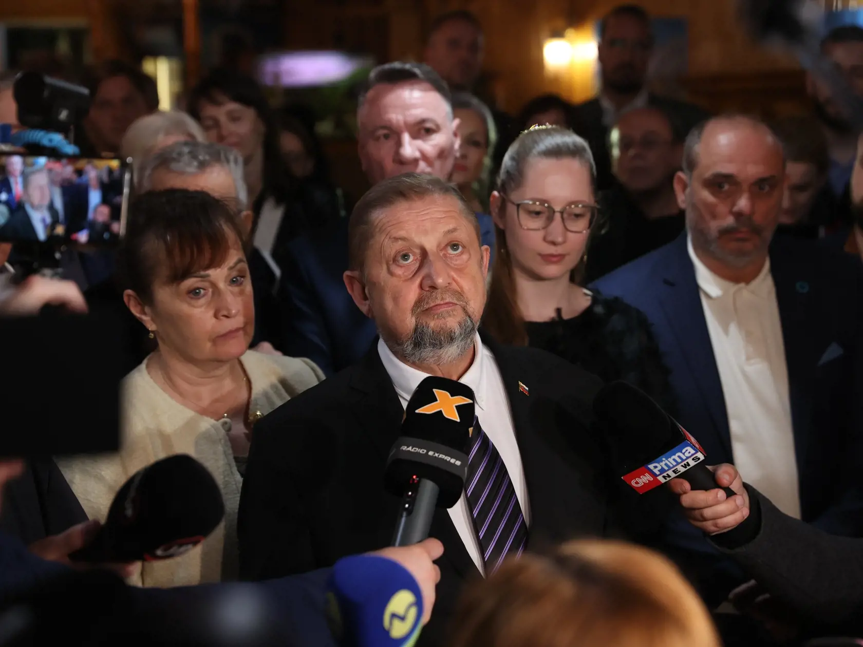 Štefan Harabin pred zástupcami médií, naľavo jeho manželka.