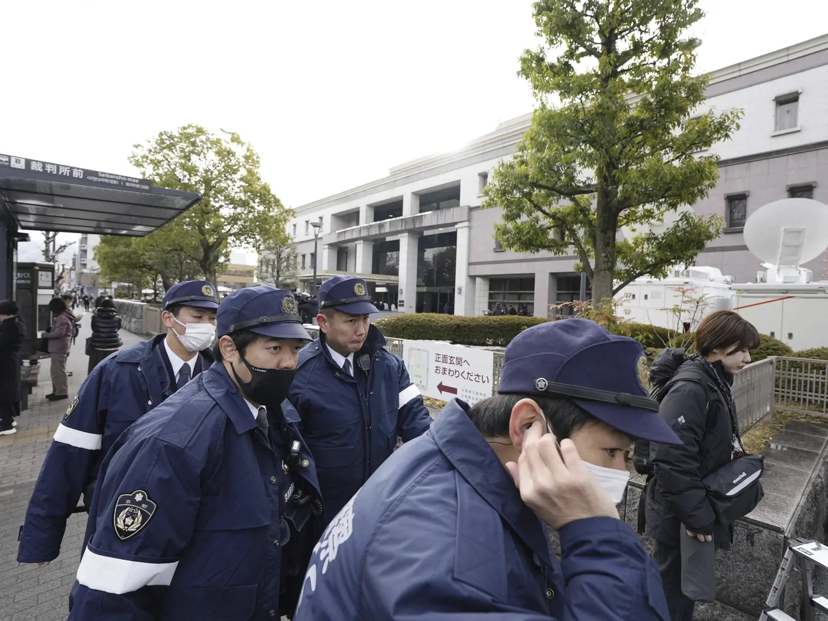 WA 10 Kjóto - Policajti sa zhromažďujú pred budovou súdu v meste Kjóto n azápade Japonska vo štvrtok 25. januára 2024. Súd v Japonsku vo štvrtok udelil trest smrti páchateľovi podpaľačského útoku na štúdio animovaných filmov v meste Kjóto v júli 2019, ktorý si vyžiadal 36 obetí na životoch. Muž menom Šindži Aoba sa k útoku priznal. Išlo o najsmrtiacejší trestný čin v Japonsku za celé desaťročia, píše AFP. Japonsko a USA ako jediné krajiny zo skupiny G7 vykonávajú trest smrti, píše agentúra Reute