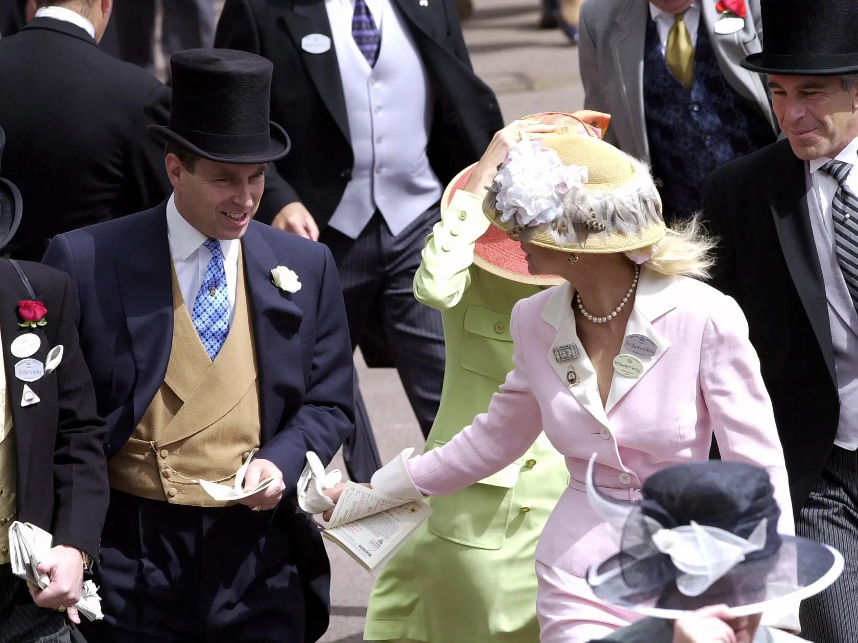Všetci traja pokope: Prince Andrew (vľavo), Epsteinova "pasáčka" Ghislaine Maxwell v strede v zelených šatách a Jeffrey Epstein (vpravo). Fotografia vznikla v roku 2000 na dostihových pretekoch.
