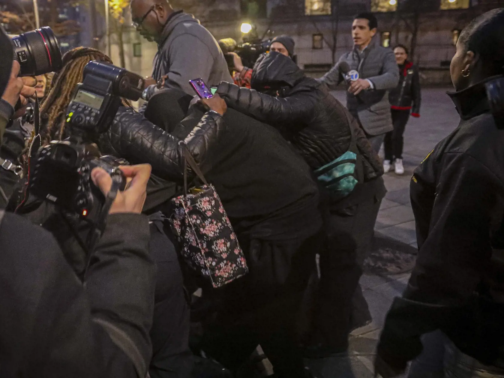 WA 45 New York - Ľudia ukrývajú pred novinármi jedného z dvoch
pracovníkov nápravného zariadenia, ktorí zodpovedali za stráženie finančníka Jeffreyho Epsteina v noci, keď vo svojej cele spáchal samovraždu pred budovou súdu v New Yorku v utorok 19. novembra 2019. Dvaja pracovníci nápravného zariadenia boli  v utorok obvinení z pozmeňovania úradných záznamov. Veľká porota obvinila príslušníkov väzenskej stráže Tovala Noela a Michaela Thomasa, že nekontrolovali Epsteina v jeho cele každých 30 minút