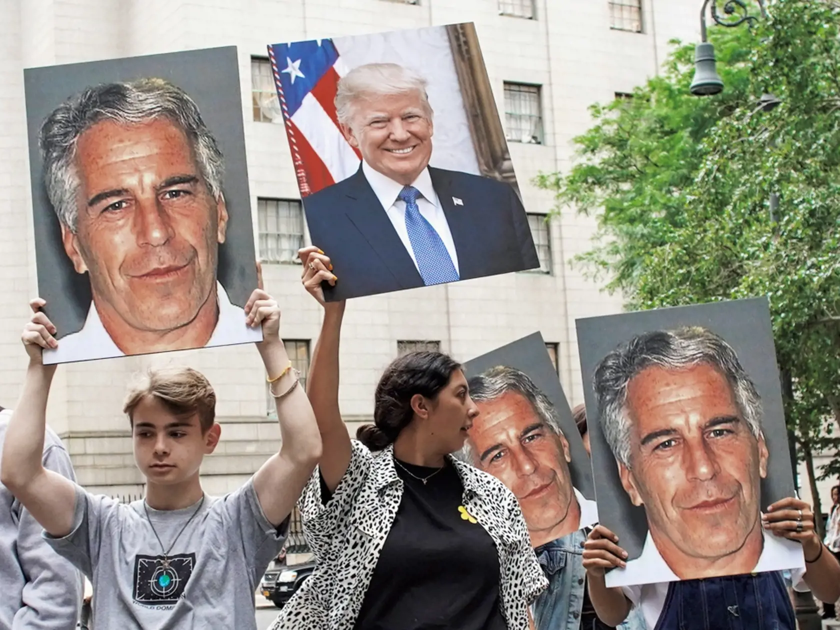 Donald Trump kedysi vyhlásil, že s Epsteinom majú rovnakú záľubu v mladých ženách. Po škandále
sa však od neho dištancoval. Márne....