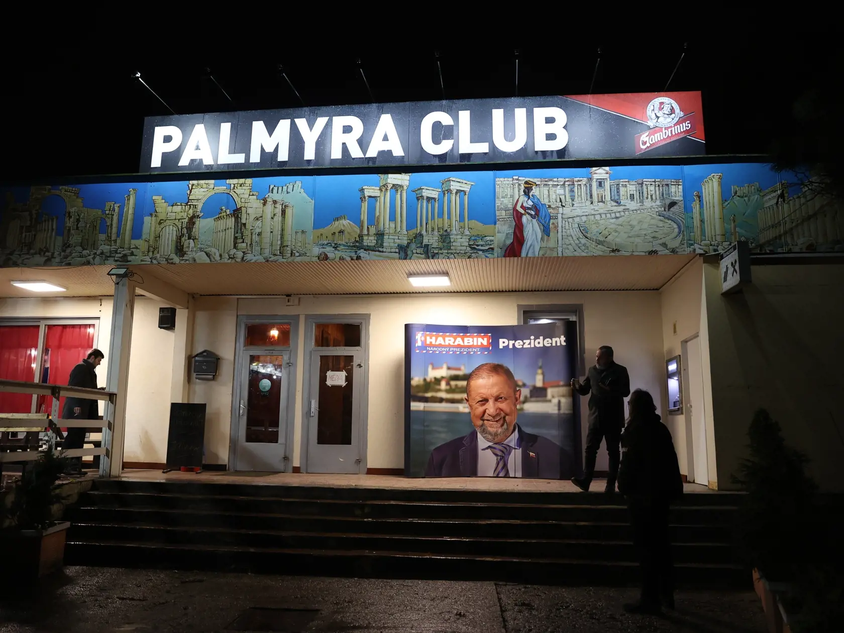 Pohľad na Palmyra club zvonka počas volebnej noci, ktorú v podniku usporiadal Štefan Harabin. V bratislavskom pohostinstve so svojimi hosťami čakal na výsledky prvého kola prezidentských volieb 23. 3. 2024.