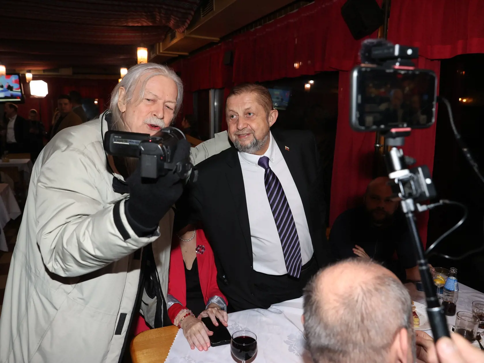 Volebná centrála Štefana Harabina. Pri prezidentskom kandidátovi sa pristavil aj Rudolf Vaský, aktivista, ktorý má už za sebou všeličo. V minulosti preslávil najmä svojimi videami na YouTube a bol aj právoplatne odsúdený za výroky o „roxorovej revolúcii“ a útokoch tyčami.