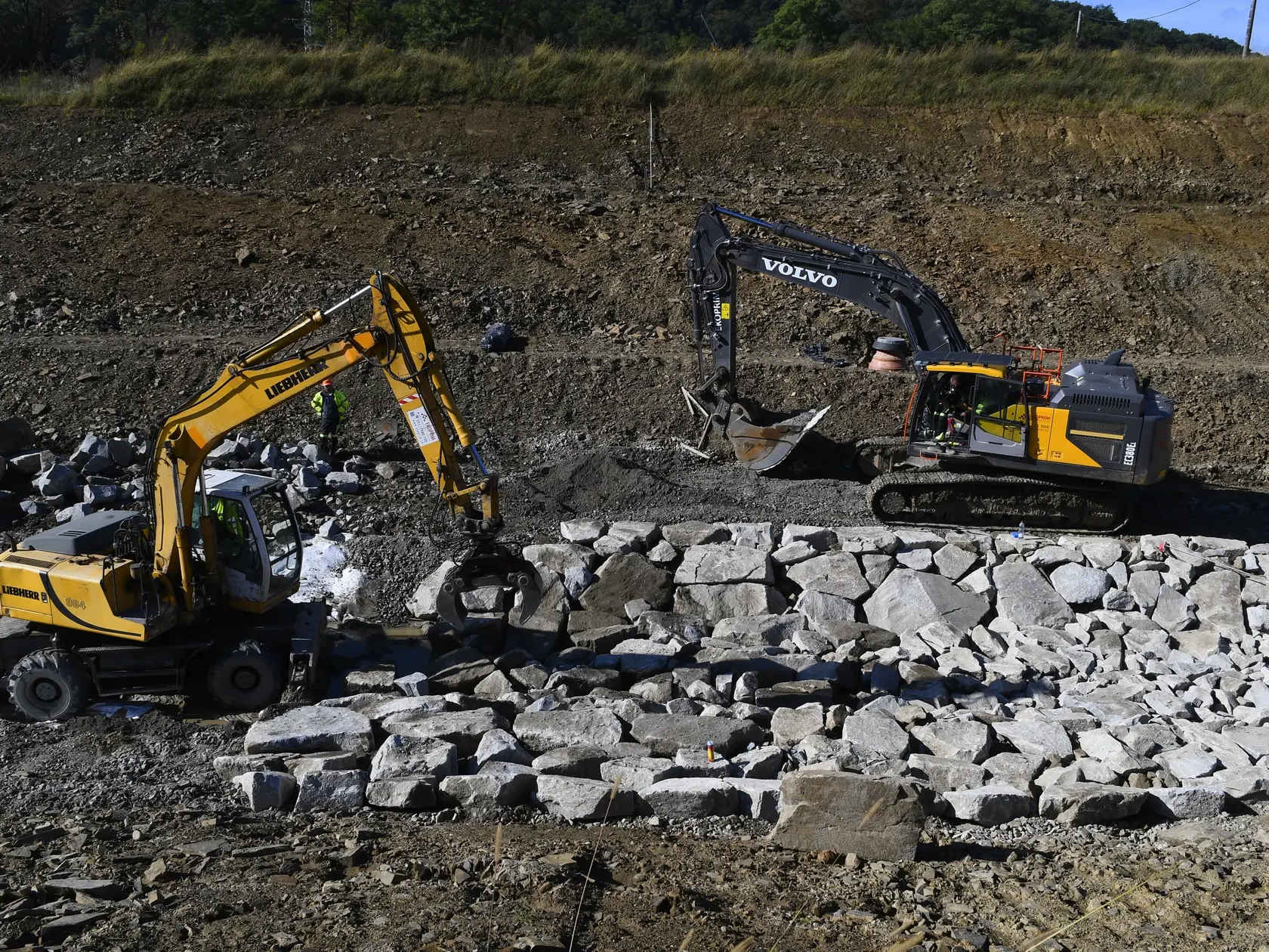 Práce zo stavby rýchlostnej cesty R4, severného obchvatu mesta Prešov. Na snímke stavenisko pri severnom portáli cestného tunela Bikoš. Prešov 8. októbra 2020 FOTO TASR – Milan Kapusta

