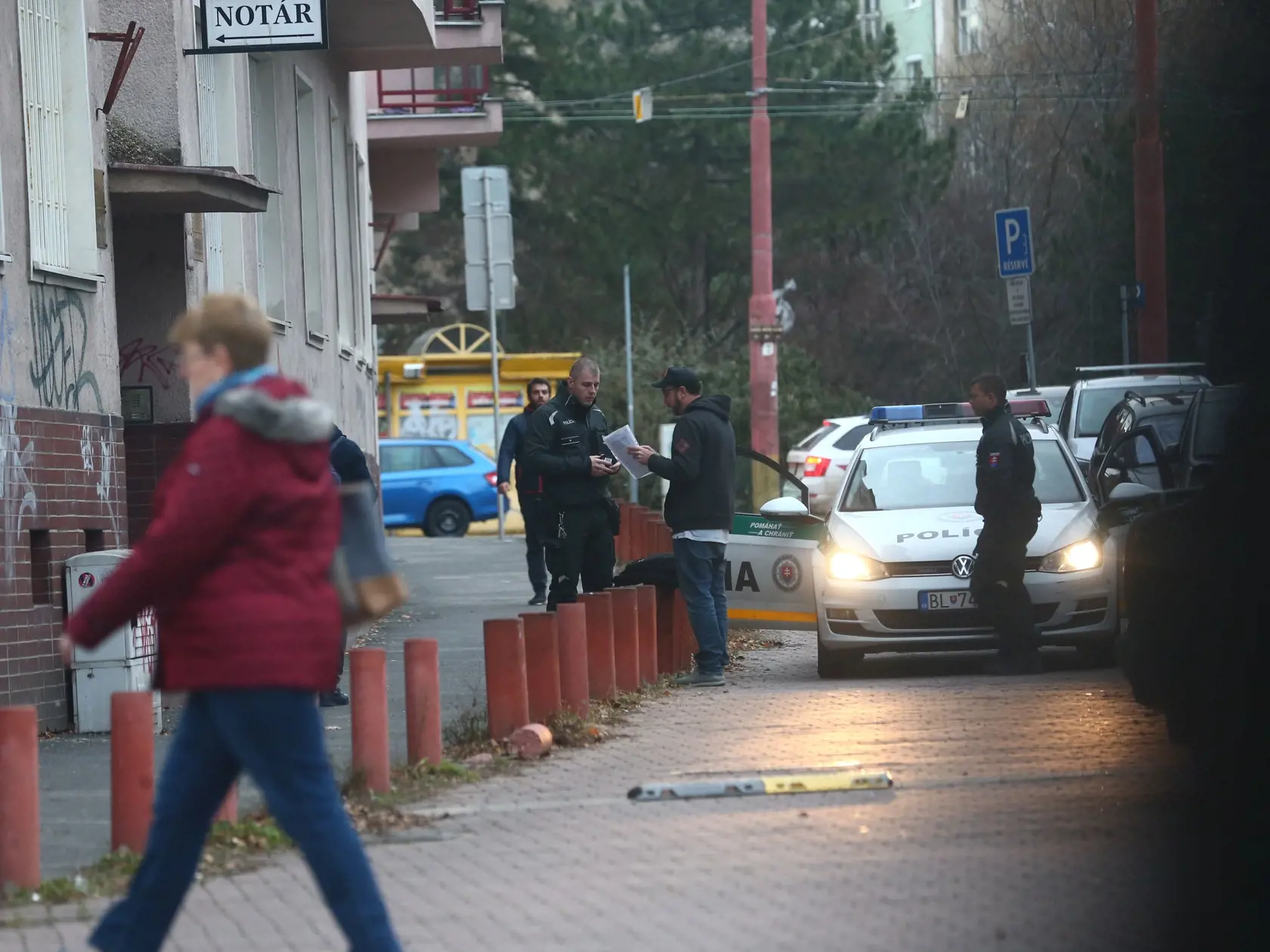 NEUSTÁLE PROBLÉMY Polícia riešila dvojicu opakovane. Hulsh mal podľa súdu nárok vidieť svoje deti, ale keďže mu nikto neotváral, privolal políciu.