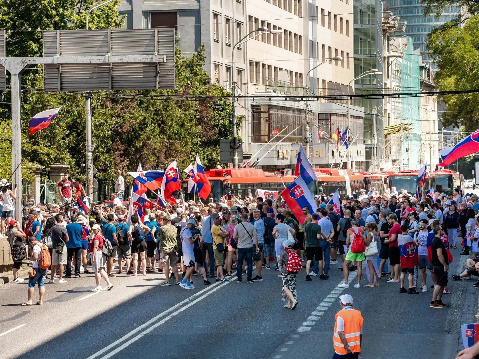 Demonštrácia v centre Bratislavy proti očkovaniu, pandemickým opatreniam, prezidentke SR Zuzane Čaputovej, členom vlády a parlamentu.