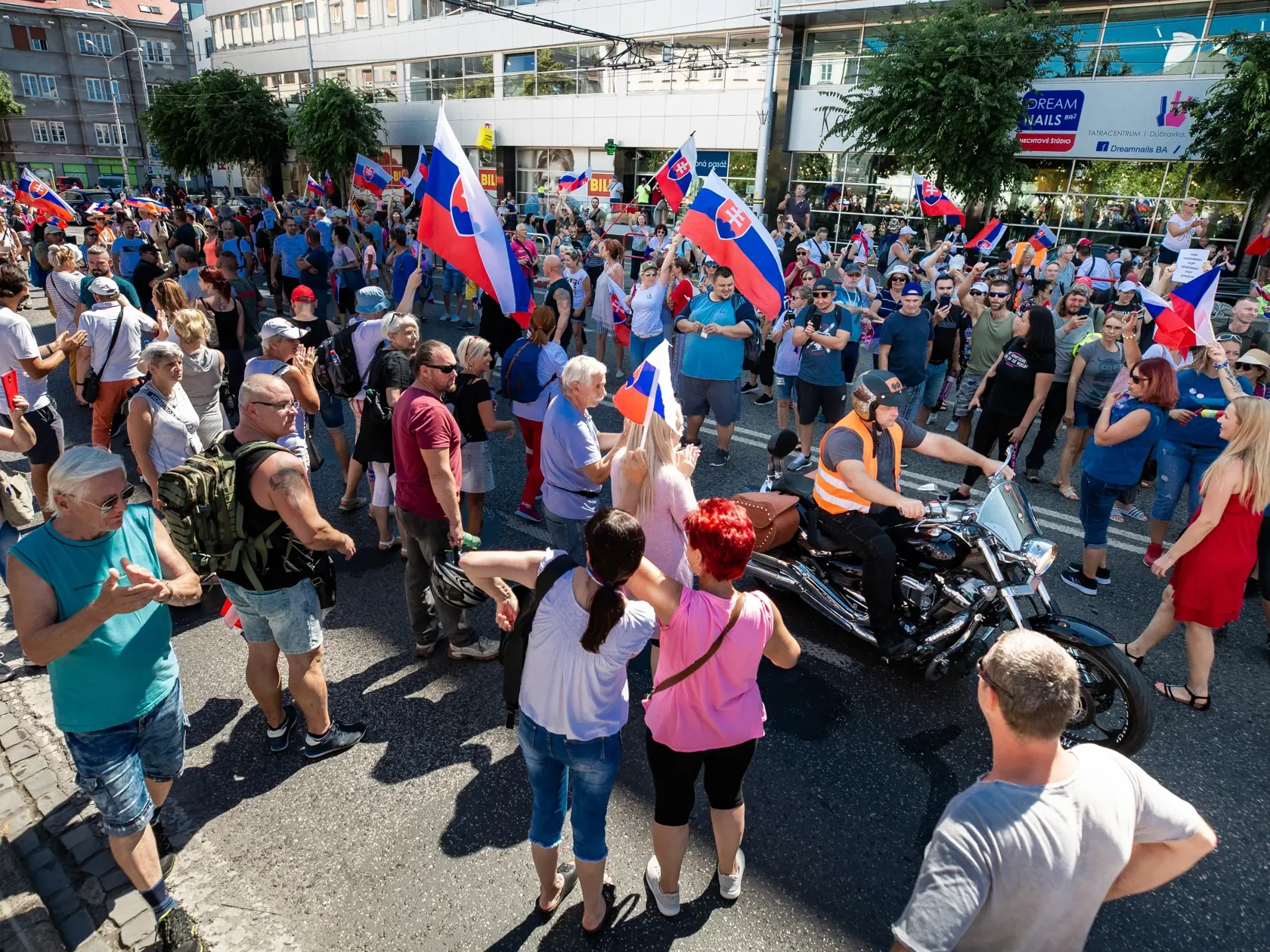 Demonštrácia v centre Bratislavy proti očkovaniu, pandemickým opatreniam, prezidentke SR Zuzane Čaputovej, členom vlády a parlamentu.