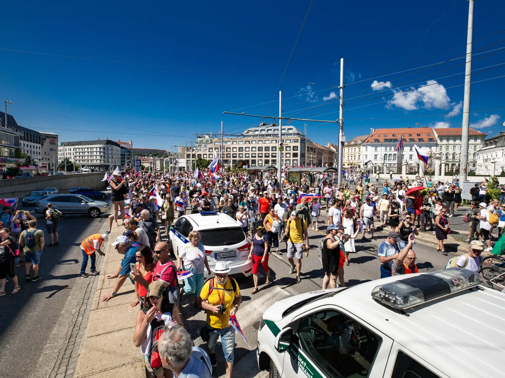Demonštrácia v centre Bratislavy proti očkovaniu, pandemickým opatreniam, prezidentke SR Zuzane Čaputovej, členom vlády a parlamentu.