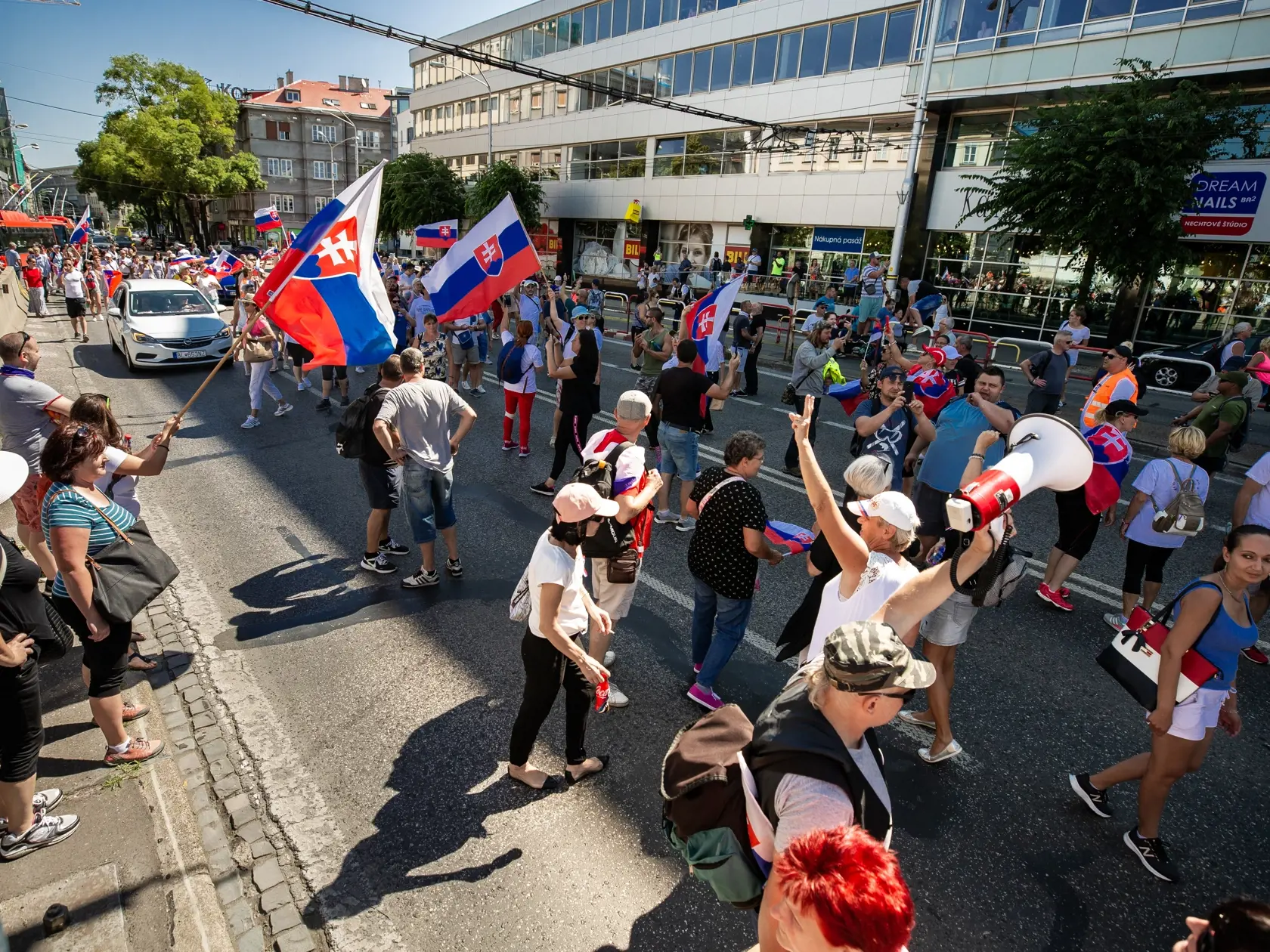Demonštrácia v centre Bratislavy proti očkovaniu, pandemickým opatreniam, prezidentke SR Zuzane Čaputovej, členom vlády a parlamentu.