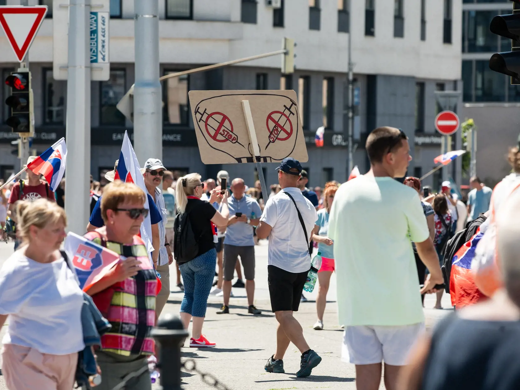 Demonštrácia v centre Bratislavy proti očkovaniu, pandemickým opatreniam, prezidentke SR Zuzane Čaputovej, členom vlády a parlamentu.