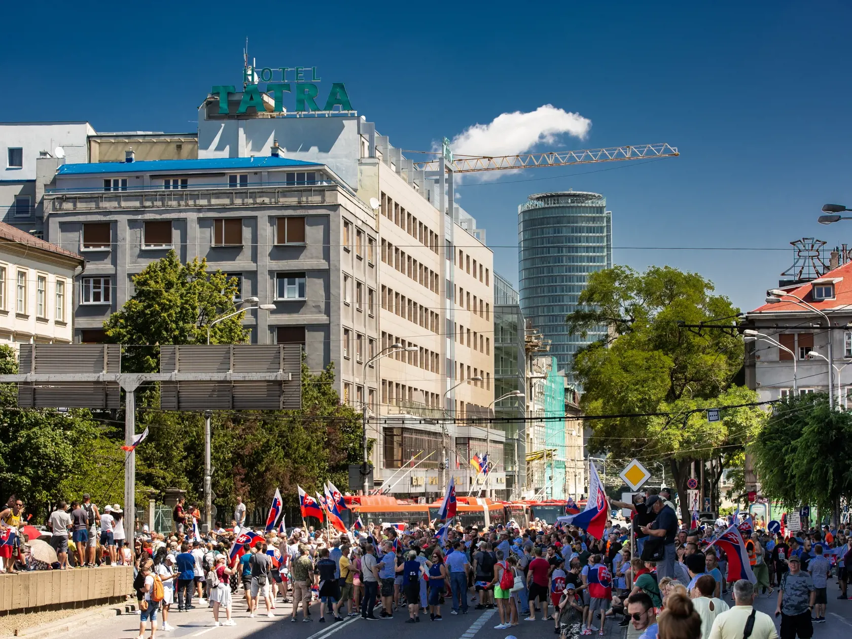 Demonštrácia v centre Bratislavy proti očkovaniu, pandemickým opatreniam, prezidentke SR Zuzane Čaputovej, členom vlády a parlamentu.