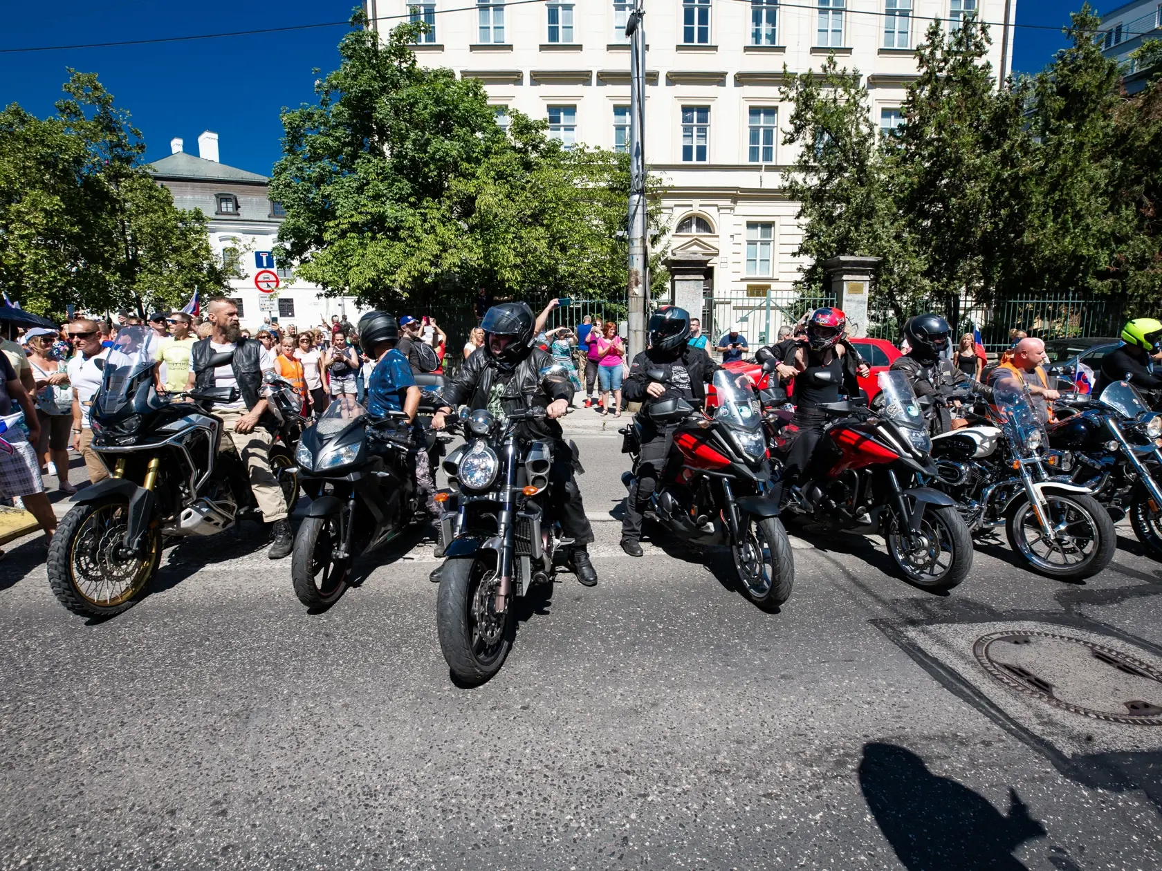 Demonštrácia v centre Bratislavy proti očkovaniu, pandemickým opatreniam, prezidentke SR Zuzane Čaputovej, členom vlády a parlamentu.
