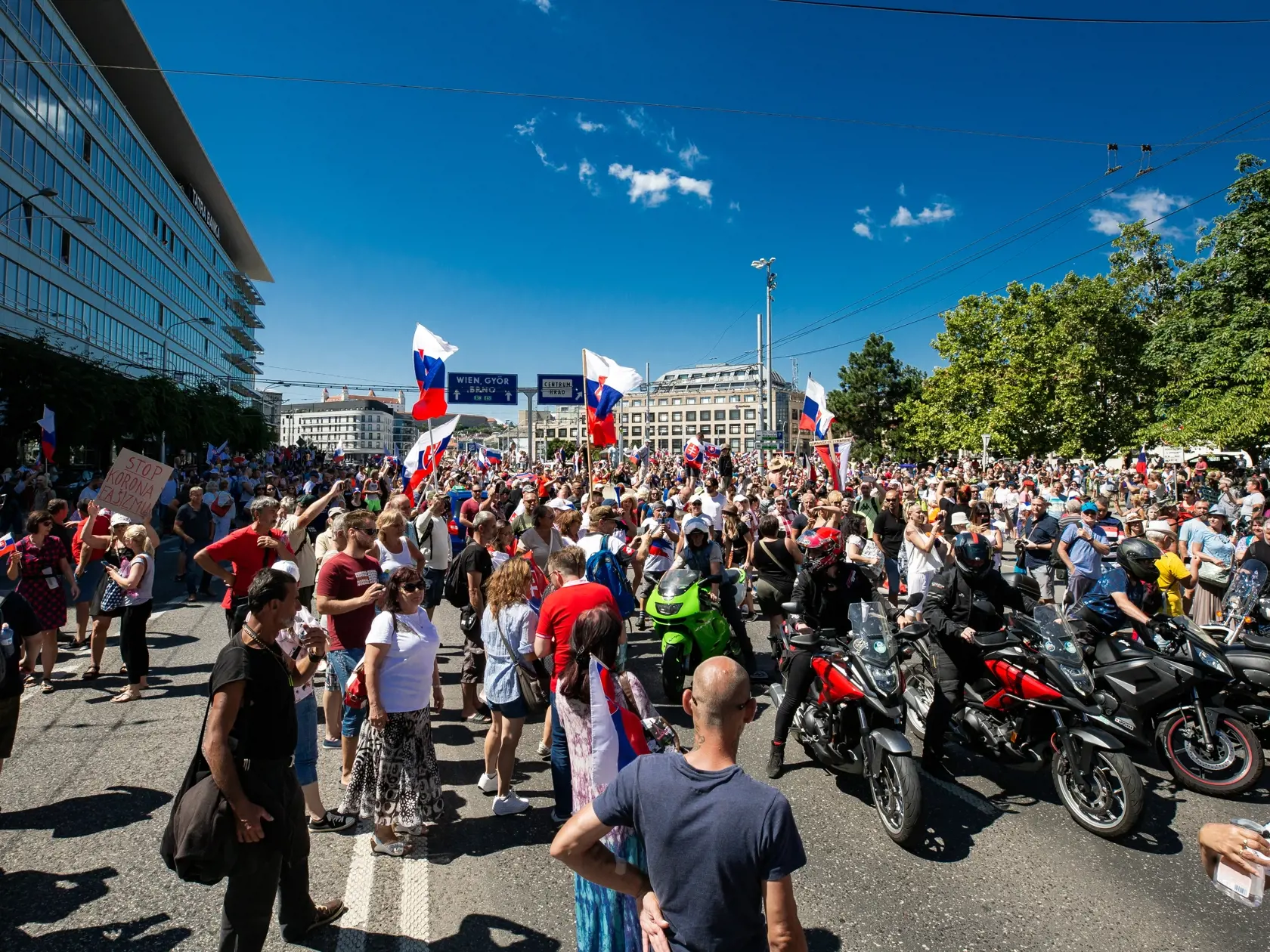 Demonštrácia v centre Bratislavy proti očkovaniu, pandemickým opatreniam, prezidentke SR Zuzane Čaputovej, členom vlády a parlamentu.