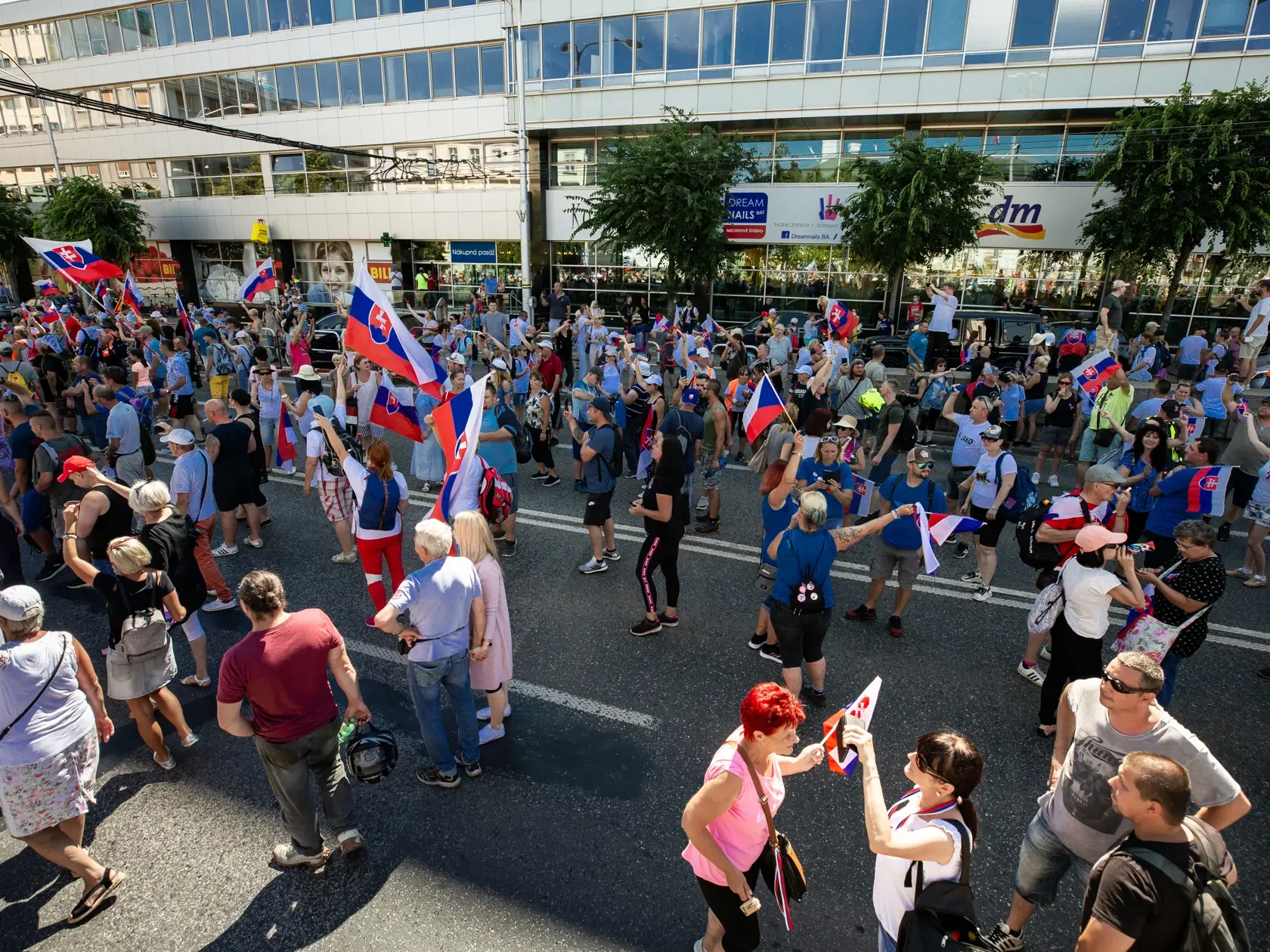 Demonštrácia v centre Bratislavy proti očkovaniu, pandemickým opatreniam, prezidentke SR Zuzane Čaputovej, členom vlády a parlamentu.