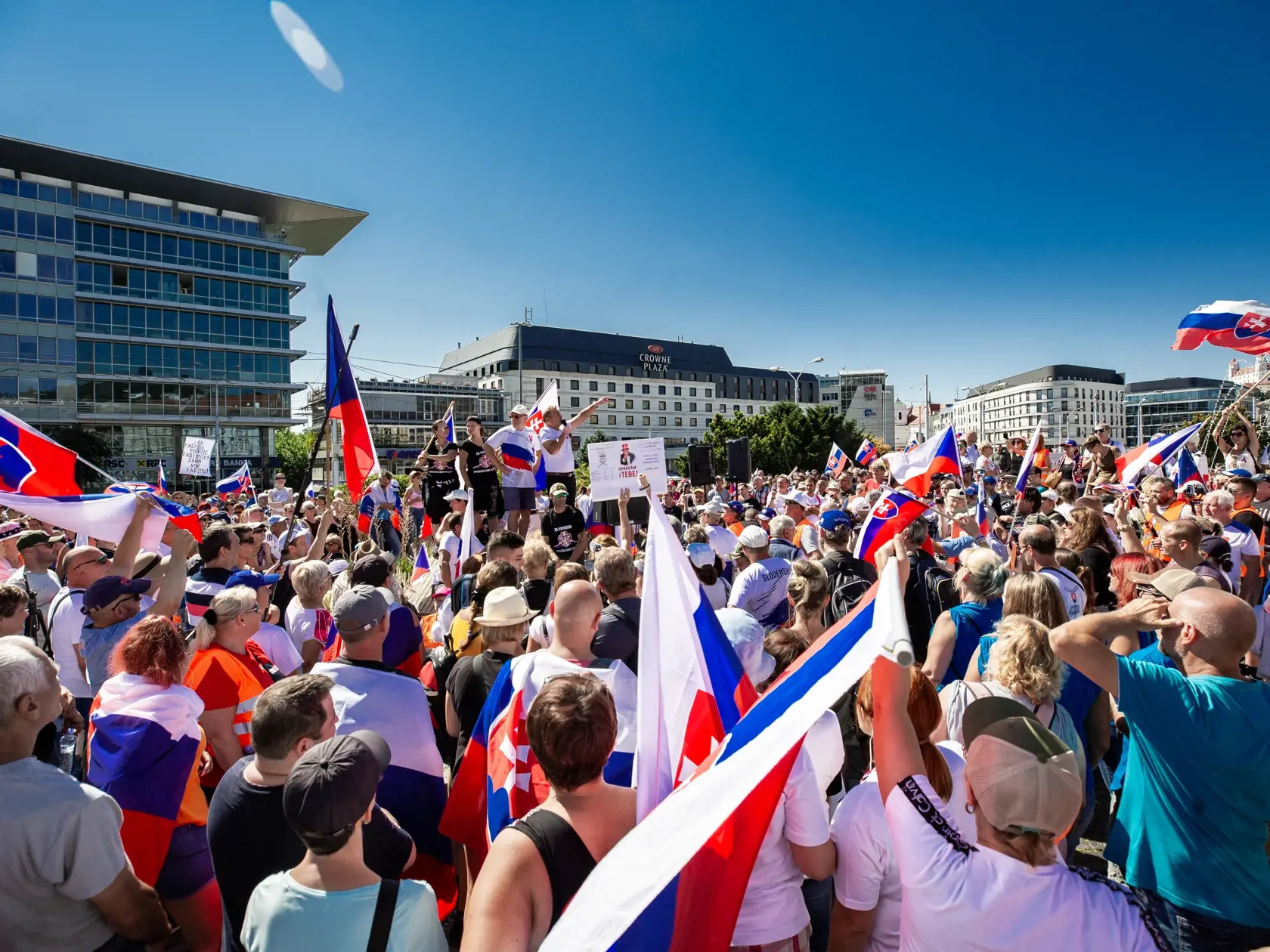 Demonštrácia v centre Bratislavy proti očkovaniu, pandemickým opatreniam, prezidentke SR Zuzane Čaputovej, členom vlády a parlamentu.