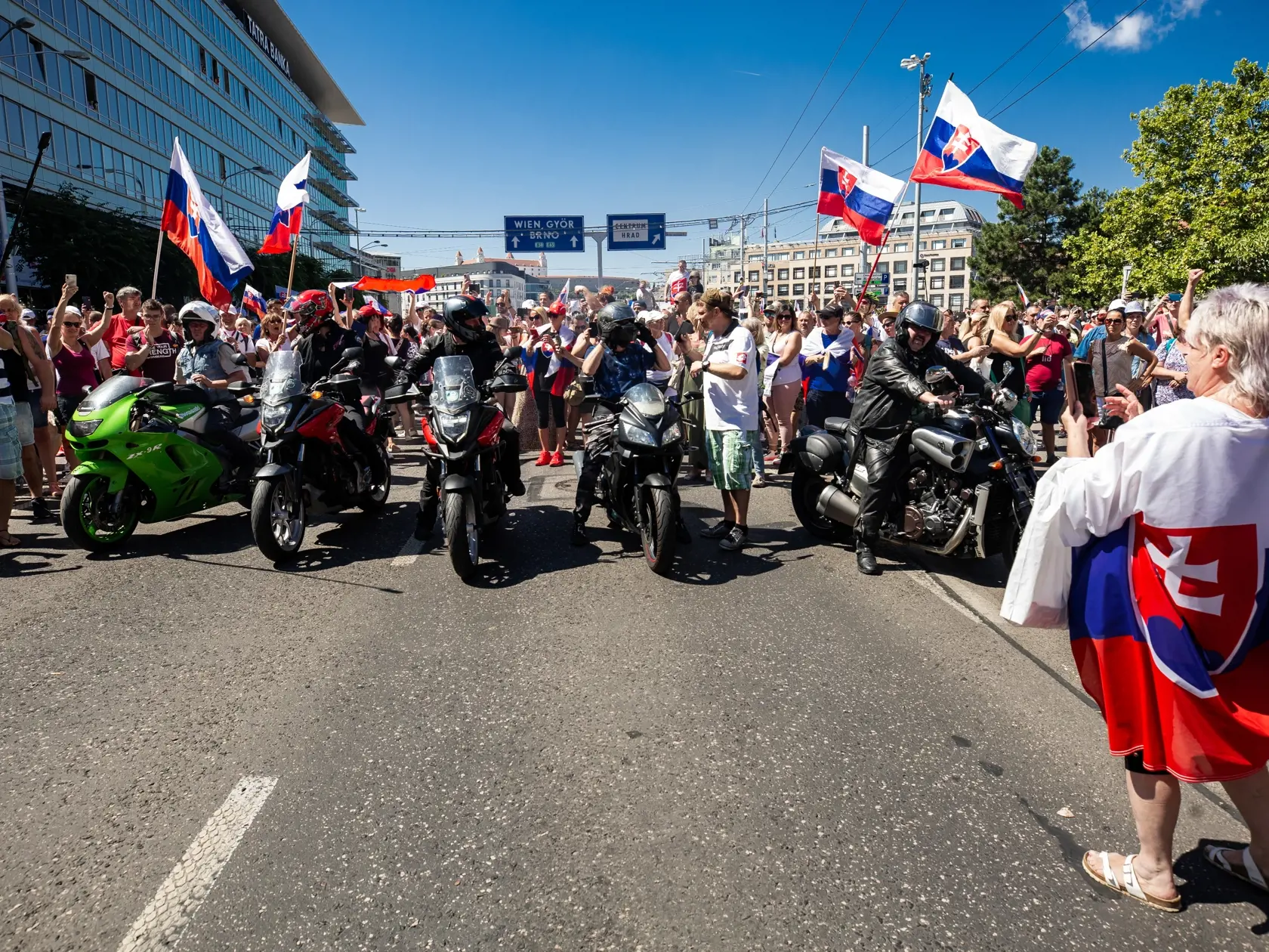Demonštrácia v centre Bratislavy proti očkovaniu, pandemickým opatreniam, prezidentke SR Zuzane Čaputovej, členom vlády a parlamentu.
