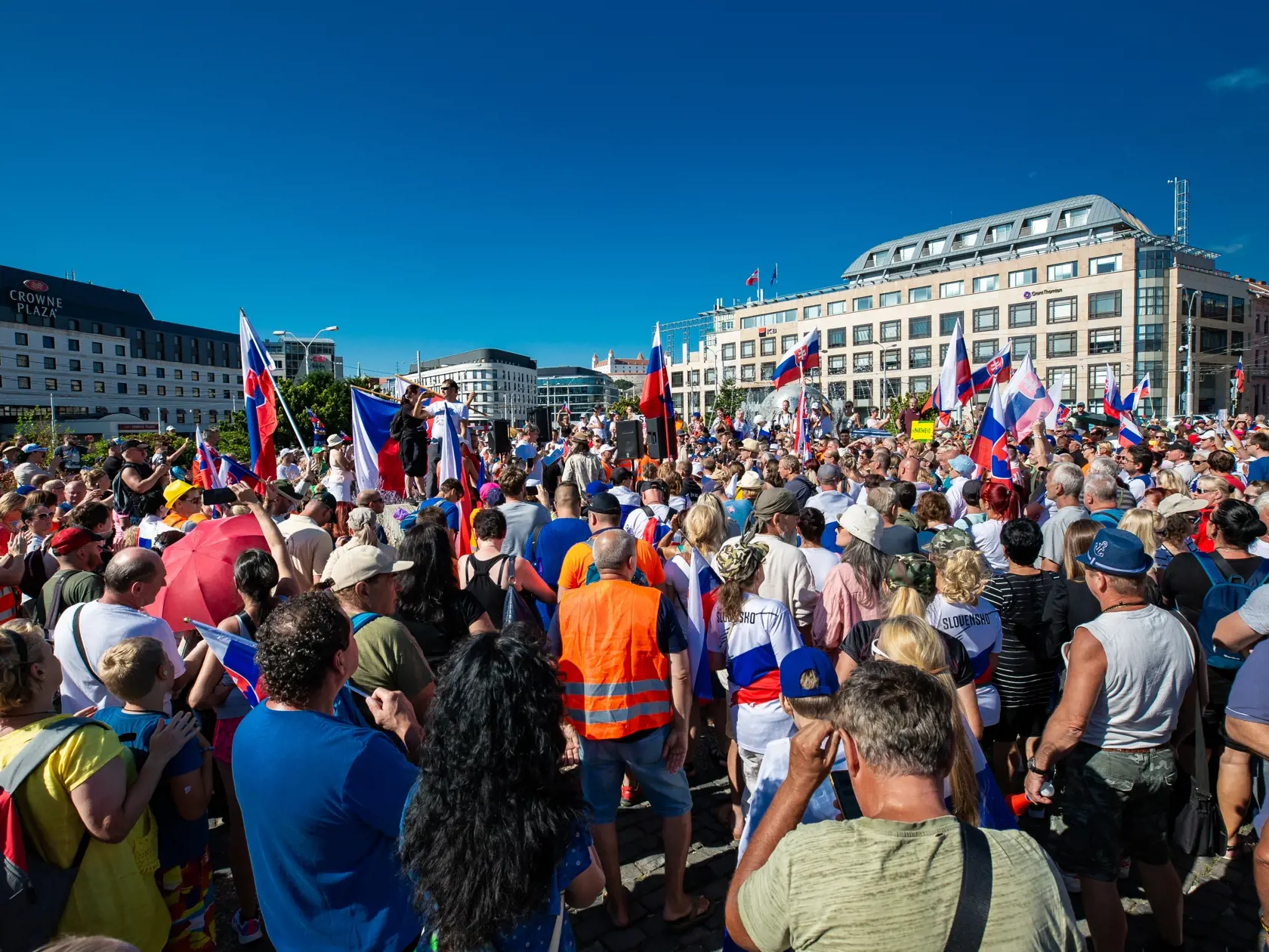 Demonštrácia v centre Bratislavy proti očkovaniu, pandemickým opatreniam, prezidentke SR Zuzane Čaputovej, členom vlády a parlamentu.