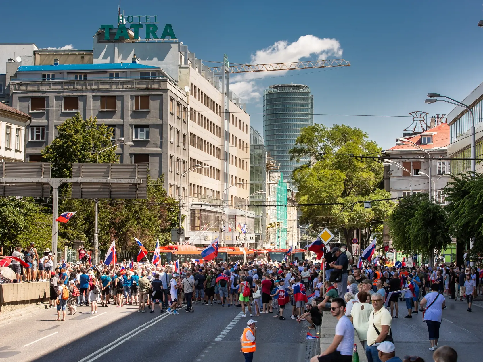 Demonštrácia v centre Bratislavy proti očkovaniu, pandemickým opatreniam, prezidentke SR Zuzane Čaputovej, členom vlády a parlamentu.