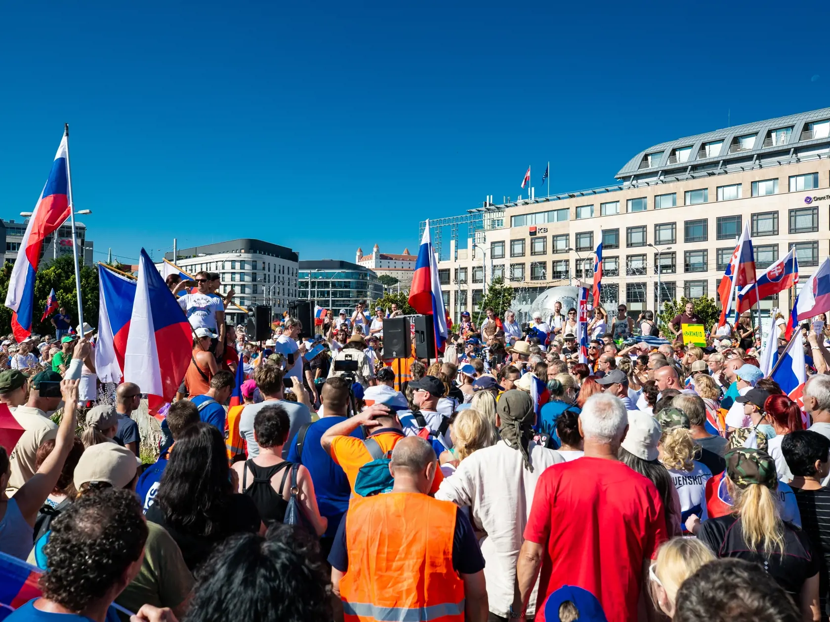 Demonštrácia v centre Bratislavy proti očkovaniu, pandemickým opatreniam, prezidentke SR Zuzane Čaputovej, členom vlády a parlamentu.