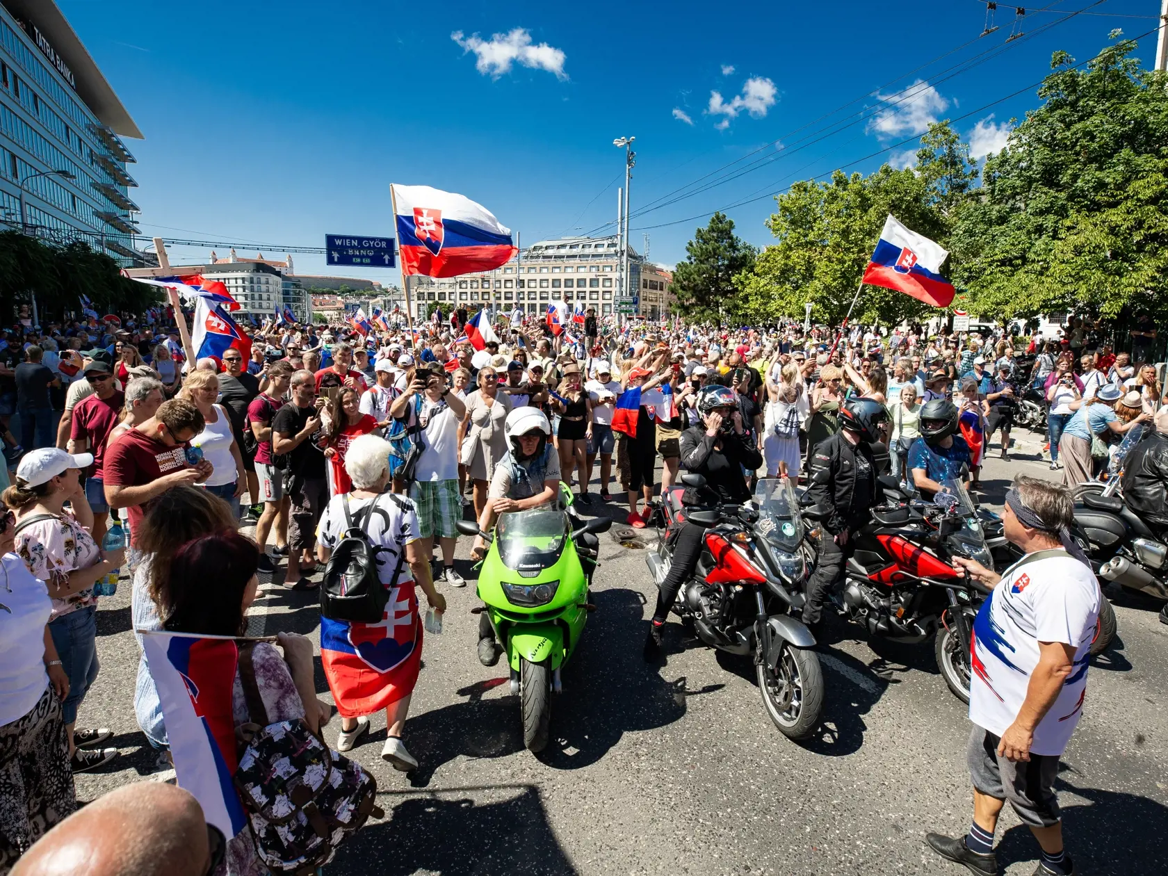 Demonštrácia v centre Bratislavy proti očkovaniu, pandemickým opatreniam, prezidentke SR Zuzane Čaputovej, členom vlády a parlamentu.