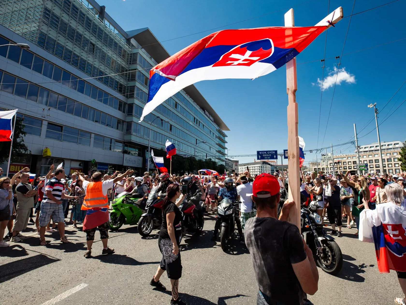 Demonštrácia v centre Bratislavy proti očkovaniu, pandemickým opatreniam, prezidentke SR Zuzane Čaputovej, členom vlády a parlamentu.