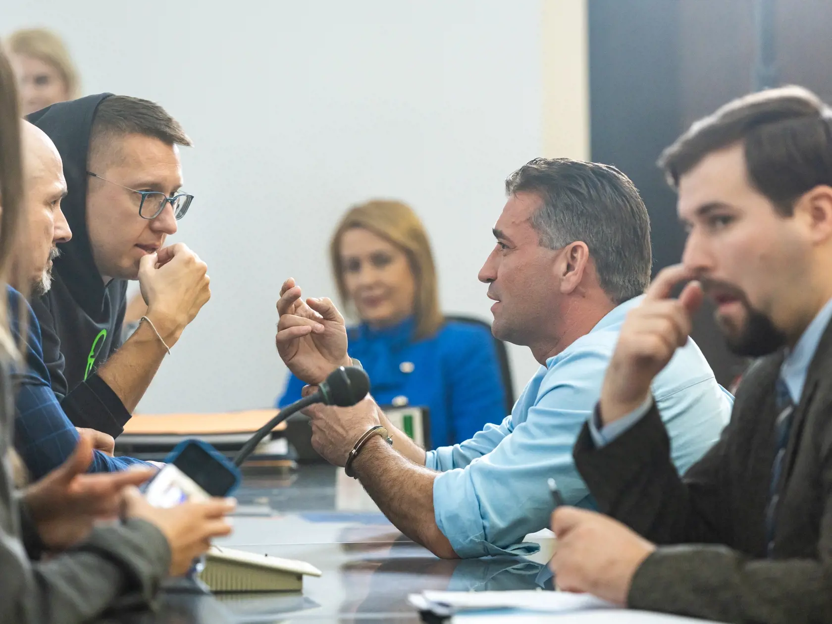 Posledný natáčací deň filmu o Mikulášovi Černákovi MIKI v bratislavskom Justičnom paláci. Na snímke Milan Ondrík a Jakub Kroner. 