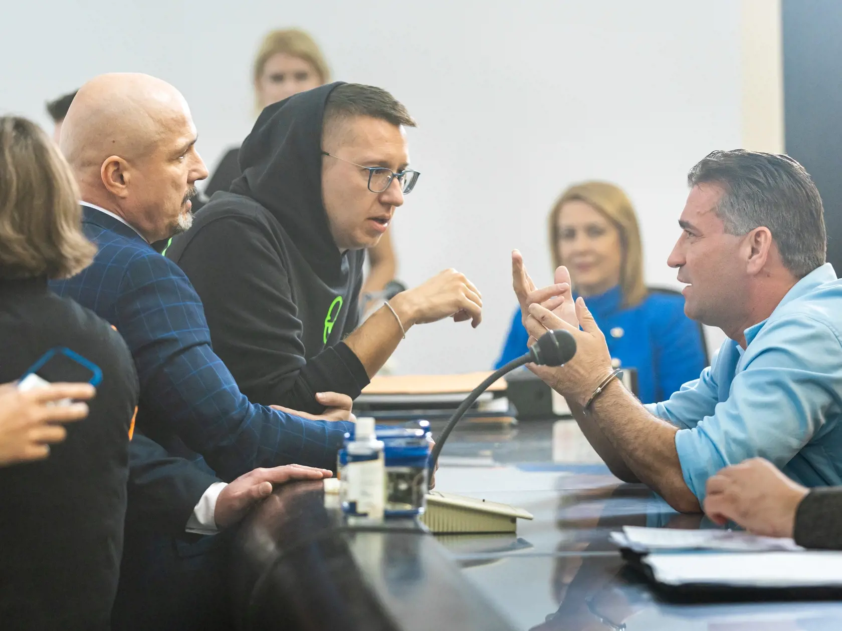 Posledný natáčací deň filmu o Mikulášovi Černákovi MIKI v bratislavskom Justičnom paláci. Na snínke Jakub Kroner, Milan Ondrík a Dušan Cinkota. 