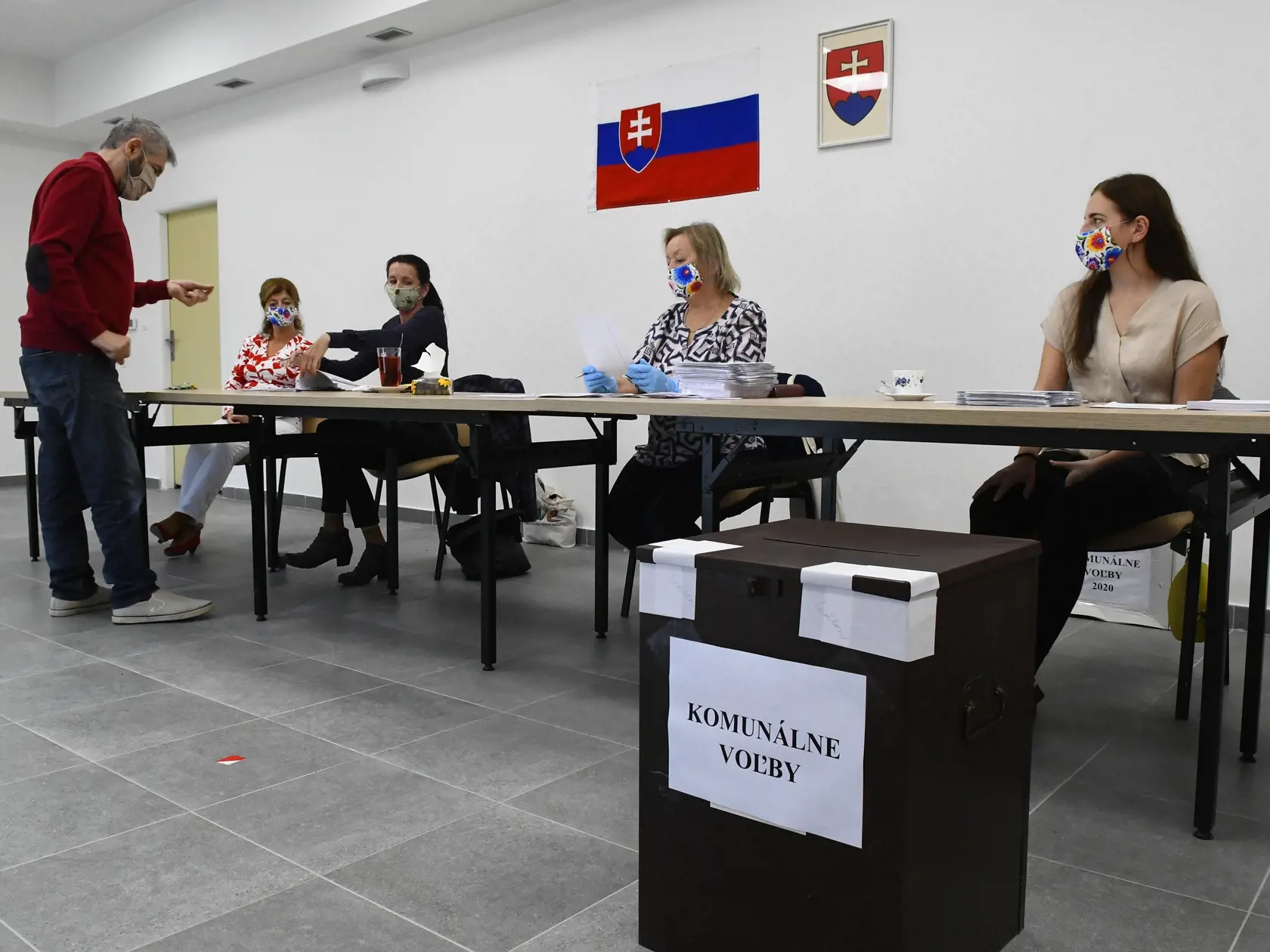 Doplňujúce voľby do orgánov samosprávy obcí sprevádzajú dňa 3. októbra 2020 prísne protiepidemické opatrenia. V 48 obciach si obyvatelia Slovenska volia starostu či poslancov, prípadne volia do oboch funkcií. V MČ Košíc Poľov je zapísaných 963 oprávnených voličov, volia tu starostu MČ zo 4 kandidátov, v karanténe tu nemajú evidovaného voliča. Na snímke voľby starostu v košickej mestskej časti Poľov. Poľov 3. októbra 2020. FOTO TASR – Milan Kapusta