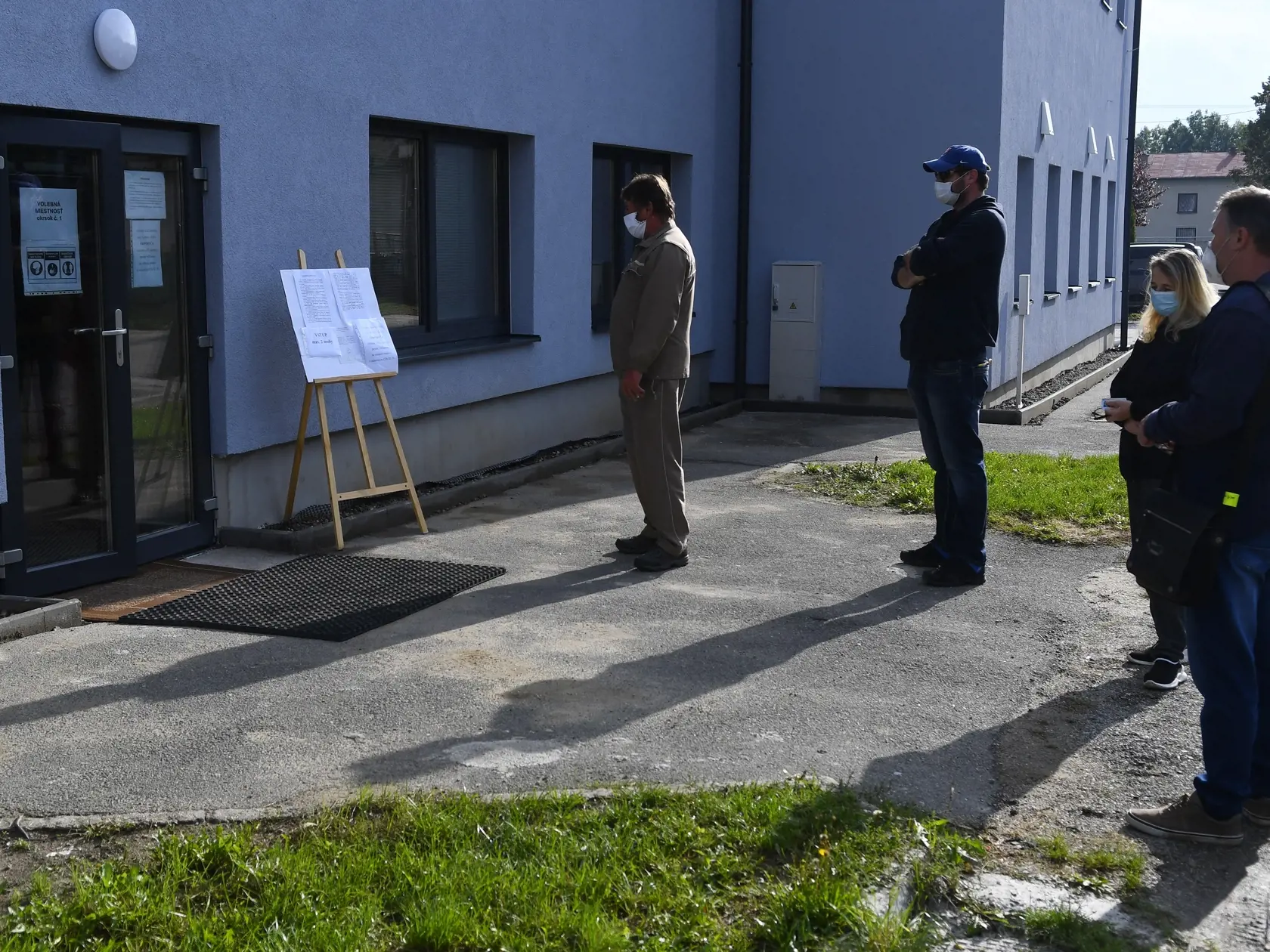 Doplňujúce voľby do orgánov samosprávy obcí sprevádzajú dňa 3. októbra 2020 prísne protiepidemické opatrenia. V 48 obciach si obyvatelia Slovenska volia starostu či poslancov, prípadne volia do oboch funkcií. V MČ Košíc Poľov je zapísaných 963 oprávnených voličov, volia tu starostu MČ zo 4 kandidátov, v karanténe tu nemajú evidovaného voliča. Na snímke voľby starostu v košickej mestskej časti Poľov. Poľov 3. októbra 2020. FOTO TASR – Milan Kapusta