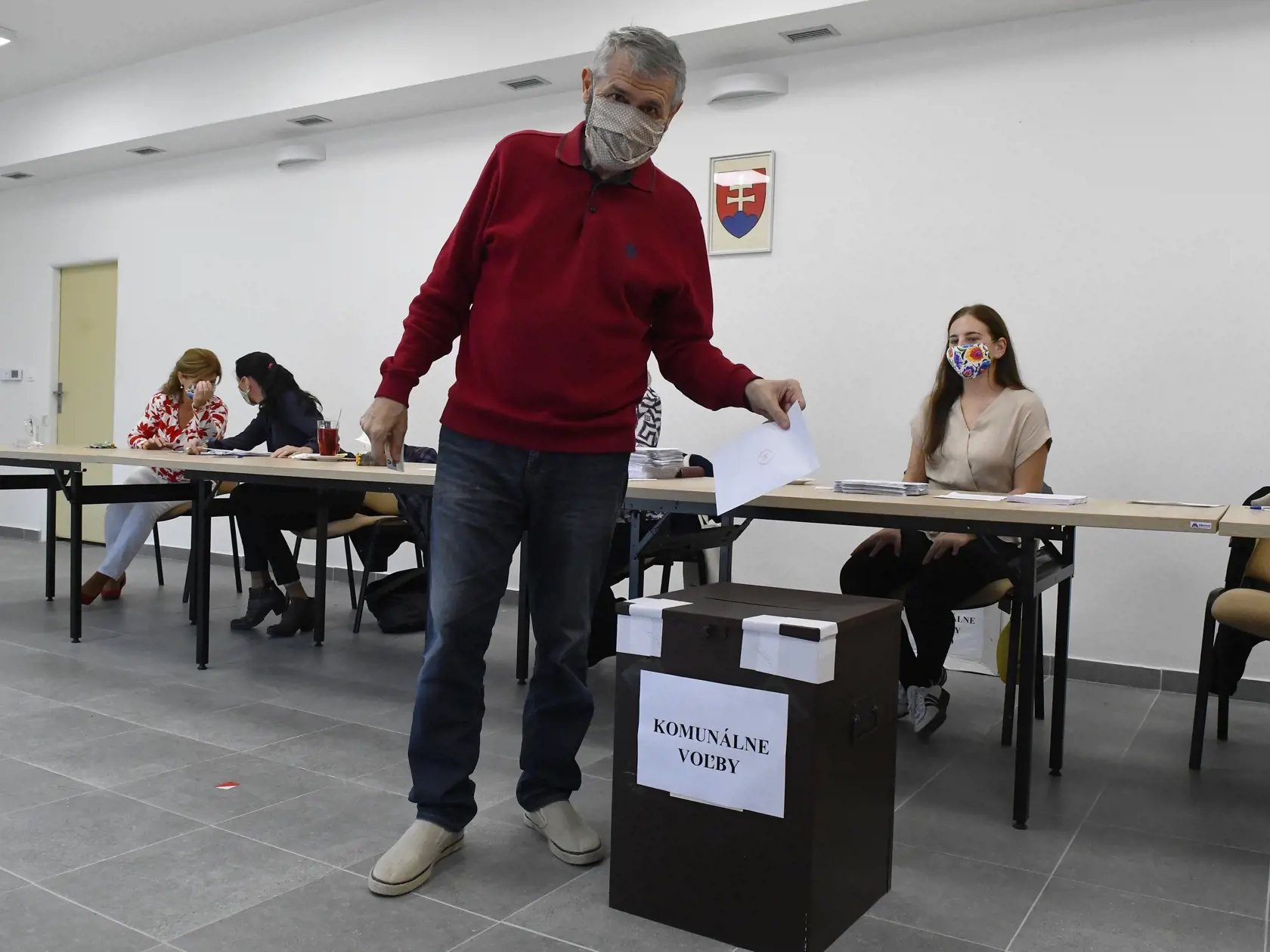 Doplňujúce voľby do orgánov samosprávy obcí sprevádzajú dňa 3. októbra 2020 prísne protiepidemické opatrenia. V 48 obciach si obyvatelia Slovenska volia starostu či poslancov, prípadne volia do oboch funkcií. V MČ Košíc Poľov je zapísaných 963 oprávnených voličov, volia tu starostu MČ zo 4 kandidátov, v karanténe tu nemajú evidovaného voliča. Na snímke voľby starostu v košickej mestskej časti Poľov. Poľov 3. októbra 2020. FOTO TASR – Milan Kapusta